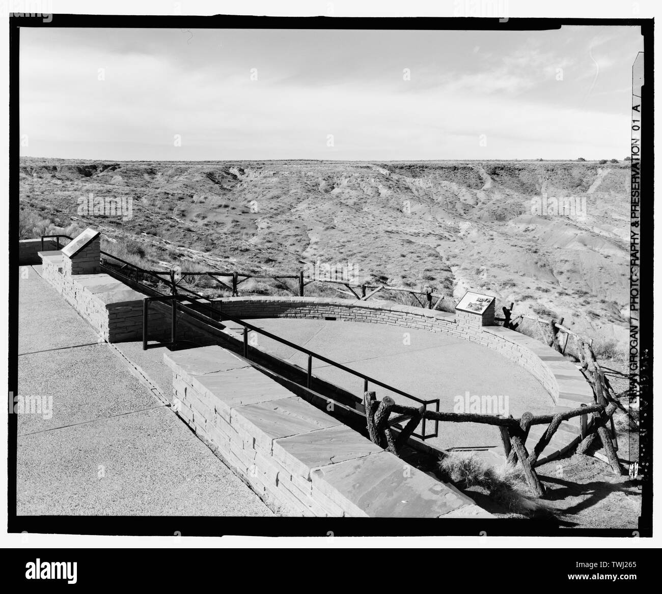 New Scenic 5 posti si affacciano al punto Tiponi. Guardando il WNW. - Parco Nazionale della Foresta Pietrificata di strade e ponti, Holbrook, Navajo County, AZ Foto Stock