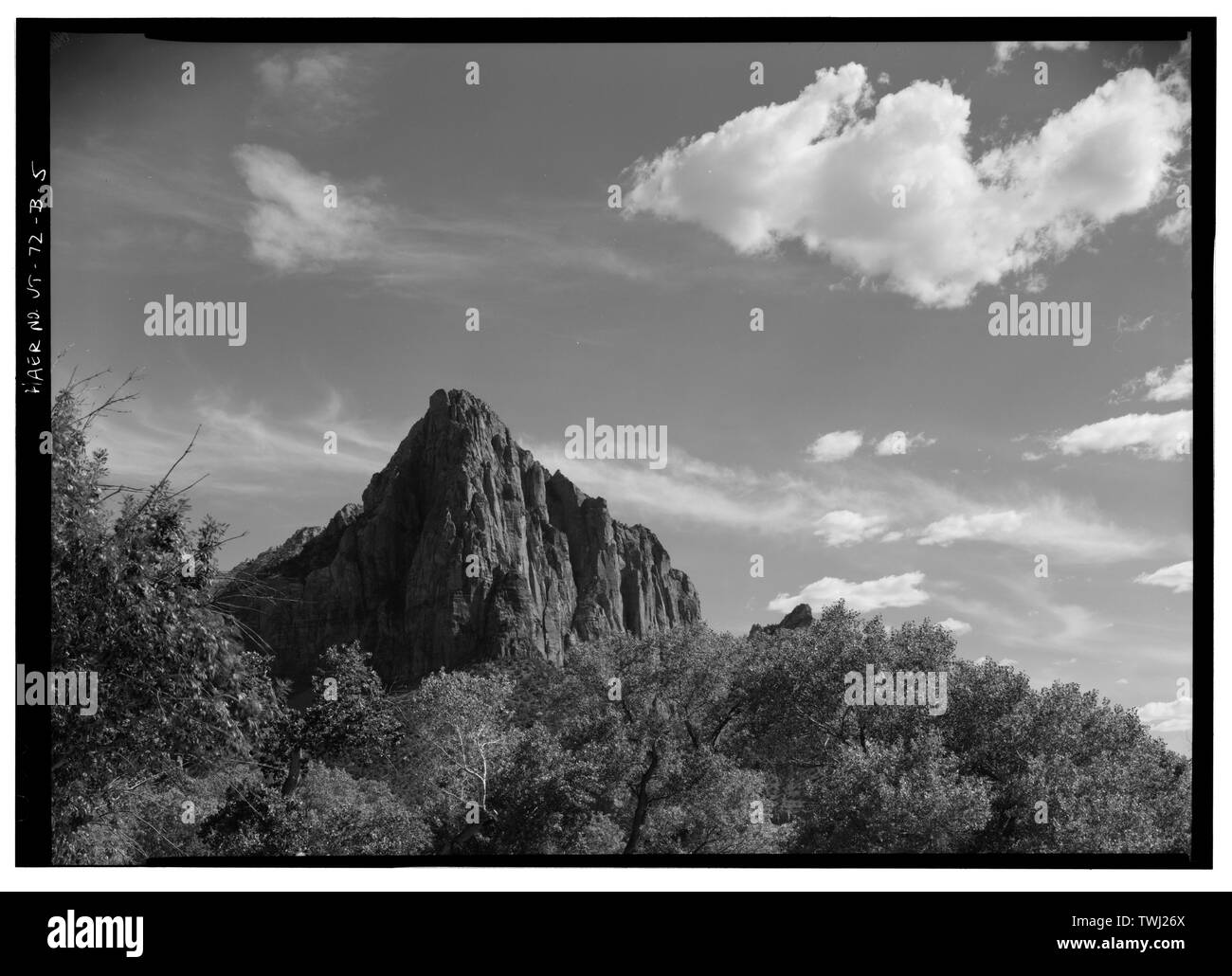 Vista panoramica della sentinella affacciata a sud-est da dietro il centro visitatori - Oak Creek centro amministrativo, a un miglio e mezzo a est di Zion-Mount Carmel Highway a Oak Creek, springdale, Washington County, UT; Grogan, Brian C, fotografo Foto Stock