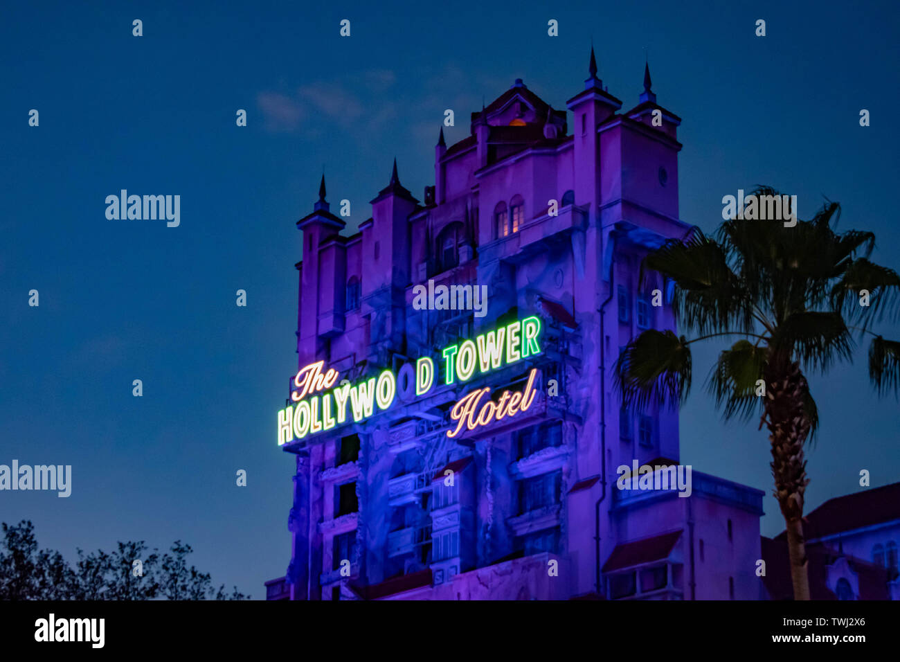 Orlando, Florida. Jun 06, 2019.La Torre del Terrore della Twilight Zone e palme sul cielo azzurro sfondo in Hollywood Studios presso il Walt Disney World Foto Stock