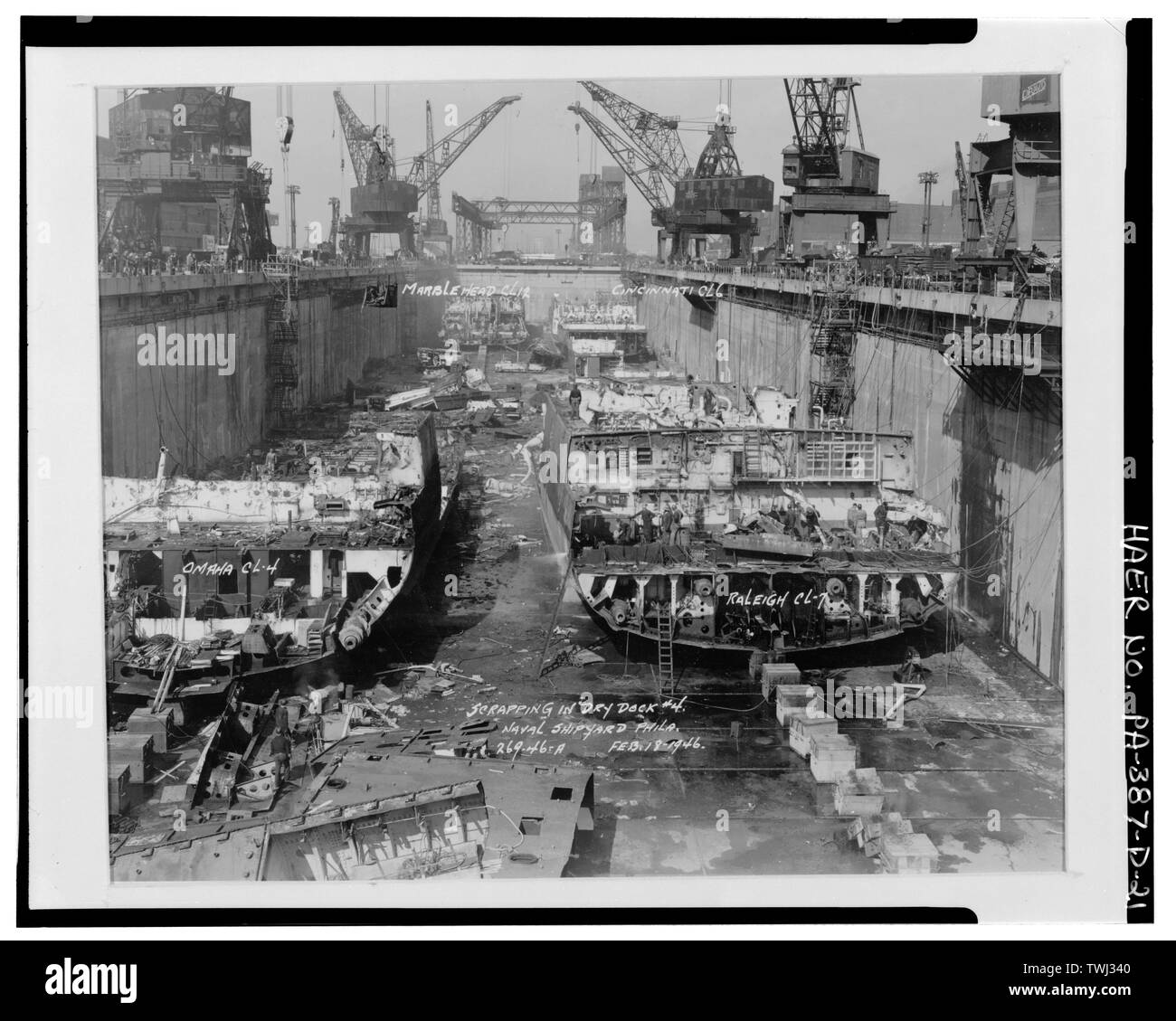 Demolizione nel bacino di carenaggio -4. Il cantiere navale di Filadelfia. Il 18 febbraio 1946. Fotografia originale nella collezione di archivi nazionali, Mid-Atlantic Regionale Centro record, Philadelphia. - Base Navale Philadelphia-Philadelphia Cantiere Navale, il bacino di carenaggio n. 4, Broad Street a sud di Government Avenue, Philadelphia, Contea di Philadelphia, PA Foto Stock