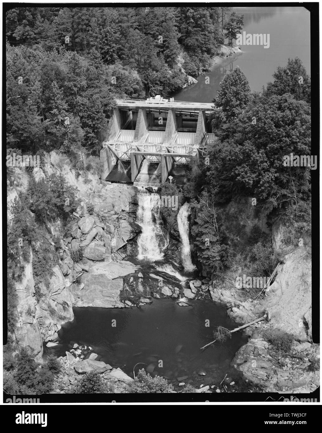 La secessione Lago dam- vista aerea di stramazzo - Abbeville Centrale Idroelettrica, Statale 284 e County Road 72, Rocky River (storico), Abbeville County, SC; Abbeville acqua e impianto elettrico società; Pennell, James Roy; bianco, W H; Abbeville potere società incorporata; D.M. Rickenbacker Società di costruzioni; Townsend, C P; Wideman e Singleton; Britton, John B; S. Morgan Smith Società; Woodward Governor Company; Bethlehem Steel Company; Westinghouse Corporation; Boccola Sulzer Brothers Company; contrassegnare fratelli; Cary, Brian, trasmettitore Foto Stock