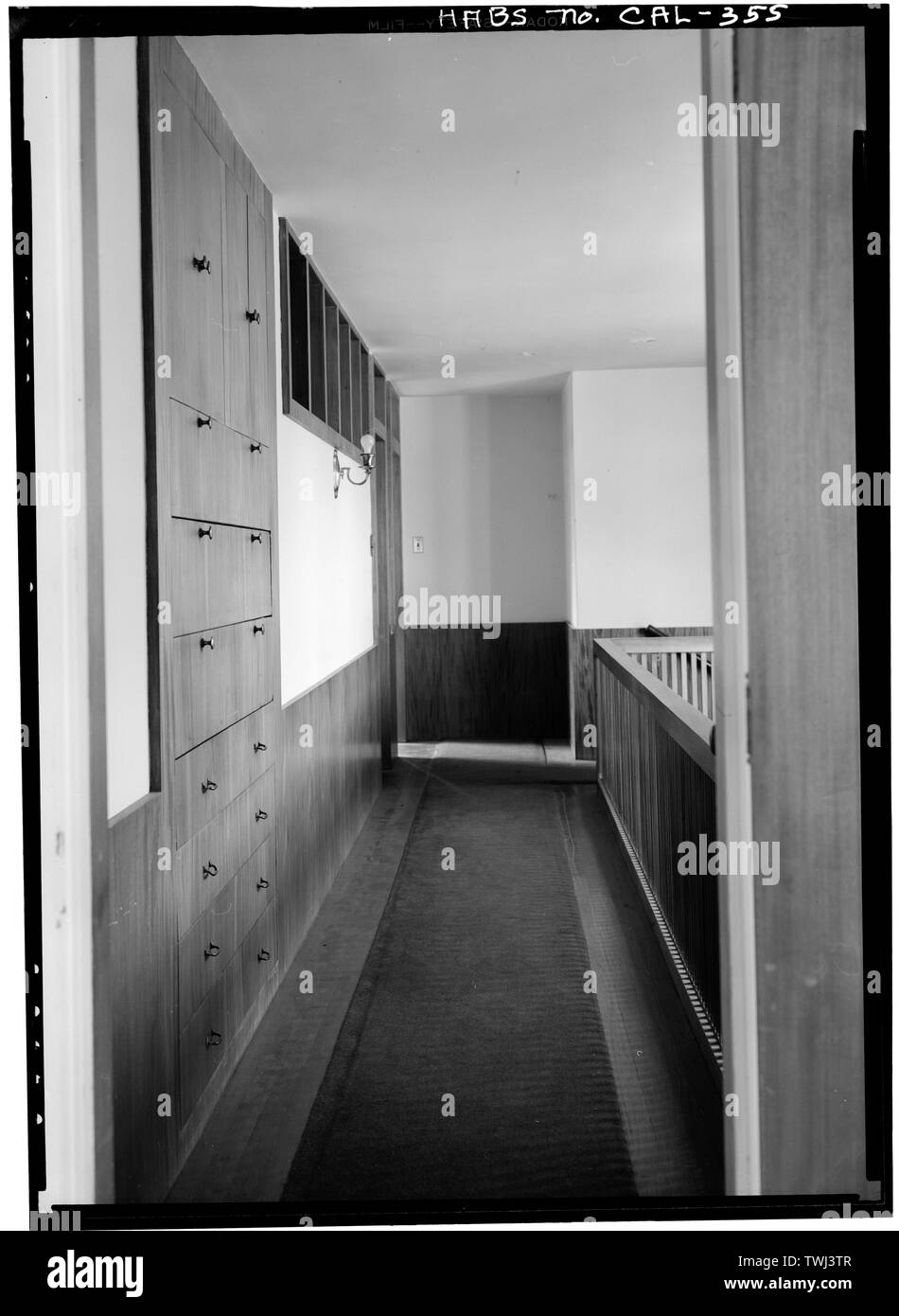 Corridoio del secondo piano (vista ovest) - Walter Luther Dodge House, 950 North Kings Road, West Hollywood Distretto di Los Angeles in Los Angeles County, CA Foto Stock