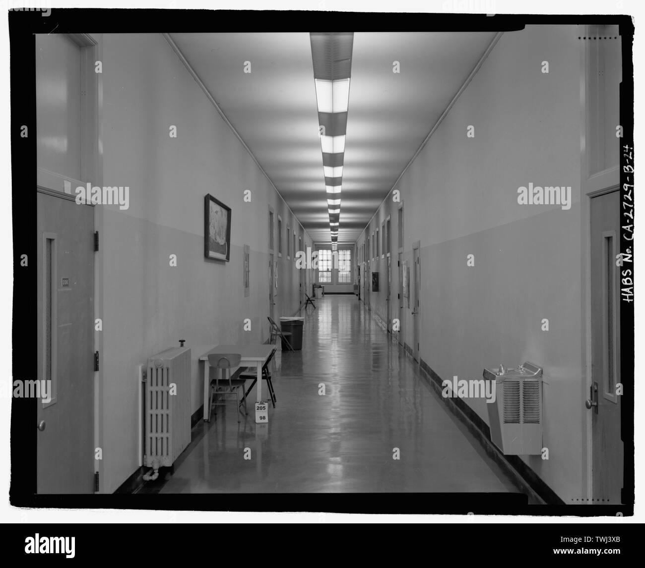 Secondo piano corridoio, guardando ad ovest. - San Bernardino Valley College, Life Science Building, 701 South Mount Vernon Avenue, San Bernardino San Bernardino County, CA Foto Stock