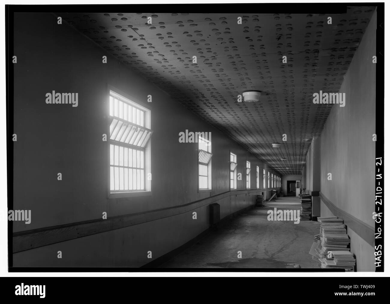 Secondo piano corridoio nord-sud al di sopra di arcade, guardando verso sud. - Agnews ospedale statale, edificio di trattamento, East End di Palm Drive e Santa Clara, Contea di Santa Clara, CA Foto Stock