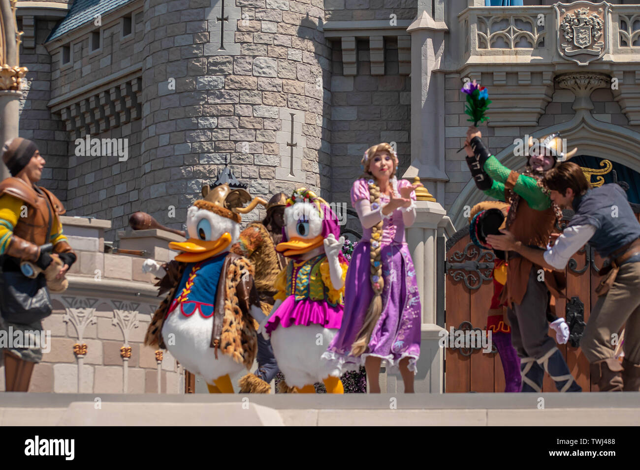 Orlando, Florida. Maggio 17, 2019. Donald, Daisy e Rapunzel su Mickey's Royal amicizia Faire sul Castello di Cenerentola nel Magic Kingdom di Walt Disney wor Foto Stock
