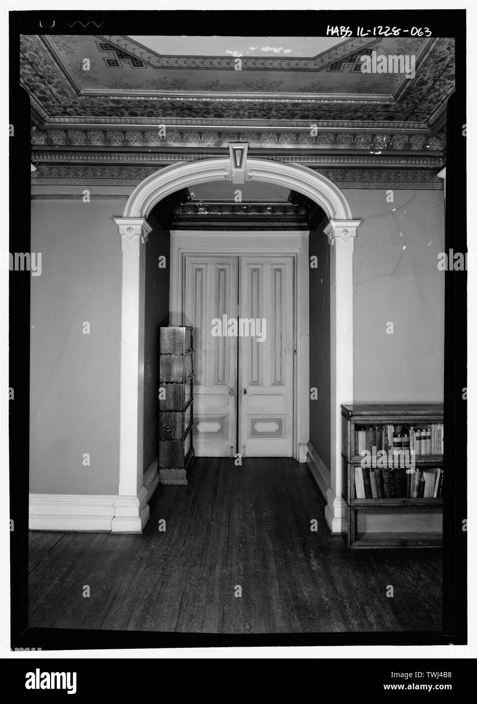 Secondo piano disimpegno, maniglia arch, pocket porte, e il soffitto cove - Hegeler Carus Mansion, 1307 Seventh Street, La Salle La Salle County, IL Foto Stock