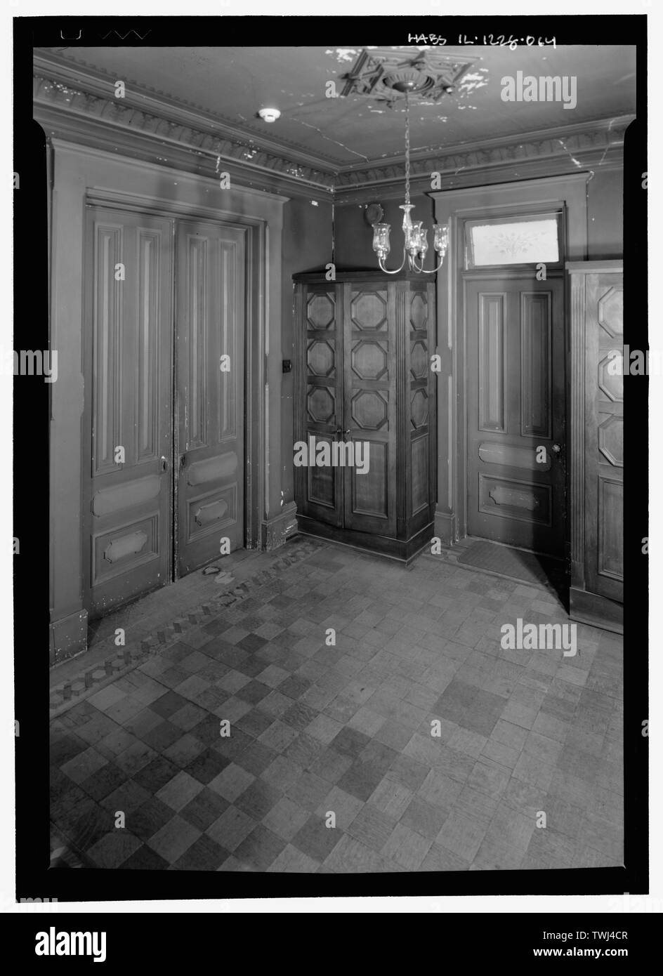 Secondo piano, corridoio medio hall, pocket porte e parquet - Hegeler Carus Mansion, 1307 Seventh Street, La Salle La Salle County, IL Foto Stock