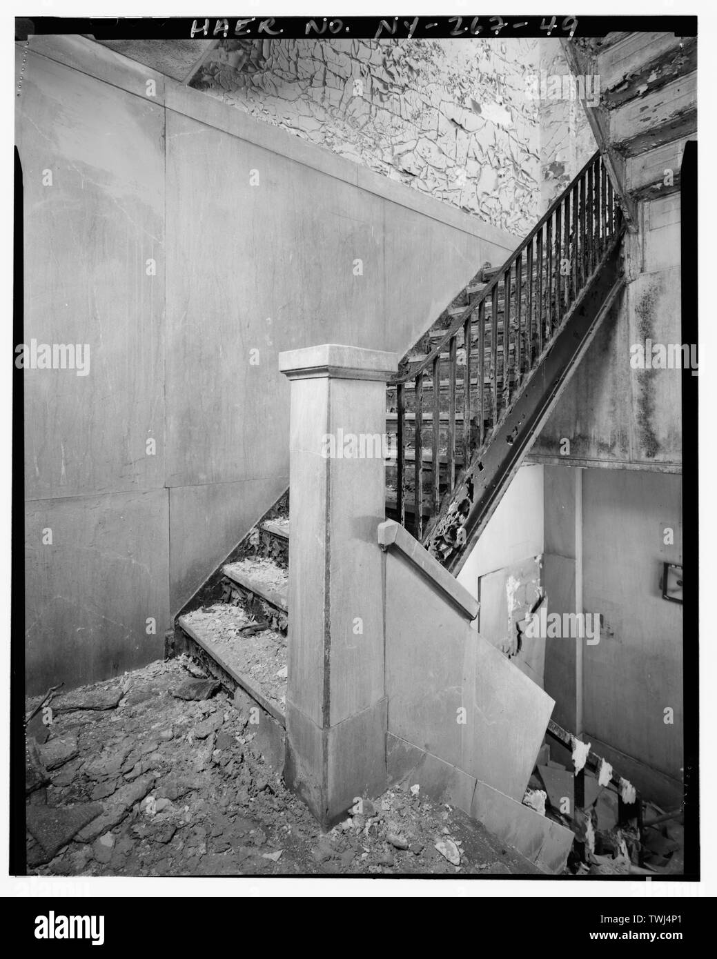 Secondo piano, a sud-est di scale (ex ufficio e visitatore stair), transizione di marmo di ferro battuto) - Sheffield fattorie Latte Vegetale, 1075 Webster Avenue (angolo sud-ovest del 166Street), Bronx, Contea di Bronx, NY Foto Stock