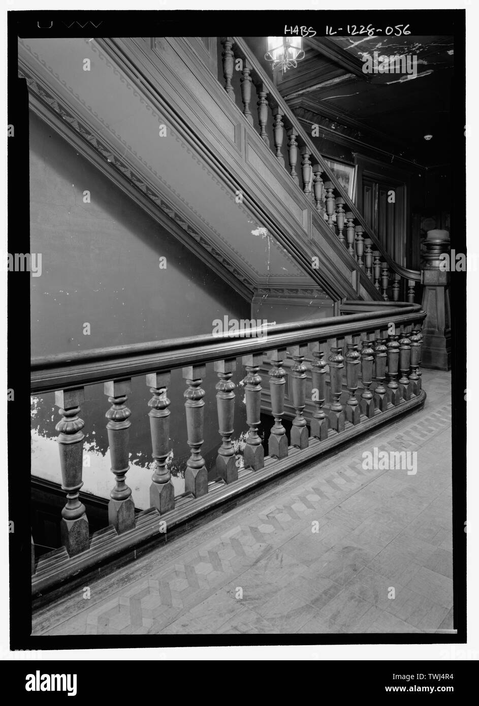 Secondo piano, le scale, ringhiere e parquet per formare angolo nordoccidentale del corridoio - Hegeler Carus Mansion, 1307 Seventh Street, La Salle La Salle County, IL Foto Stock