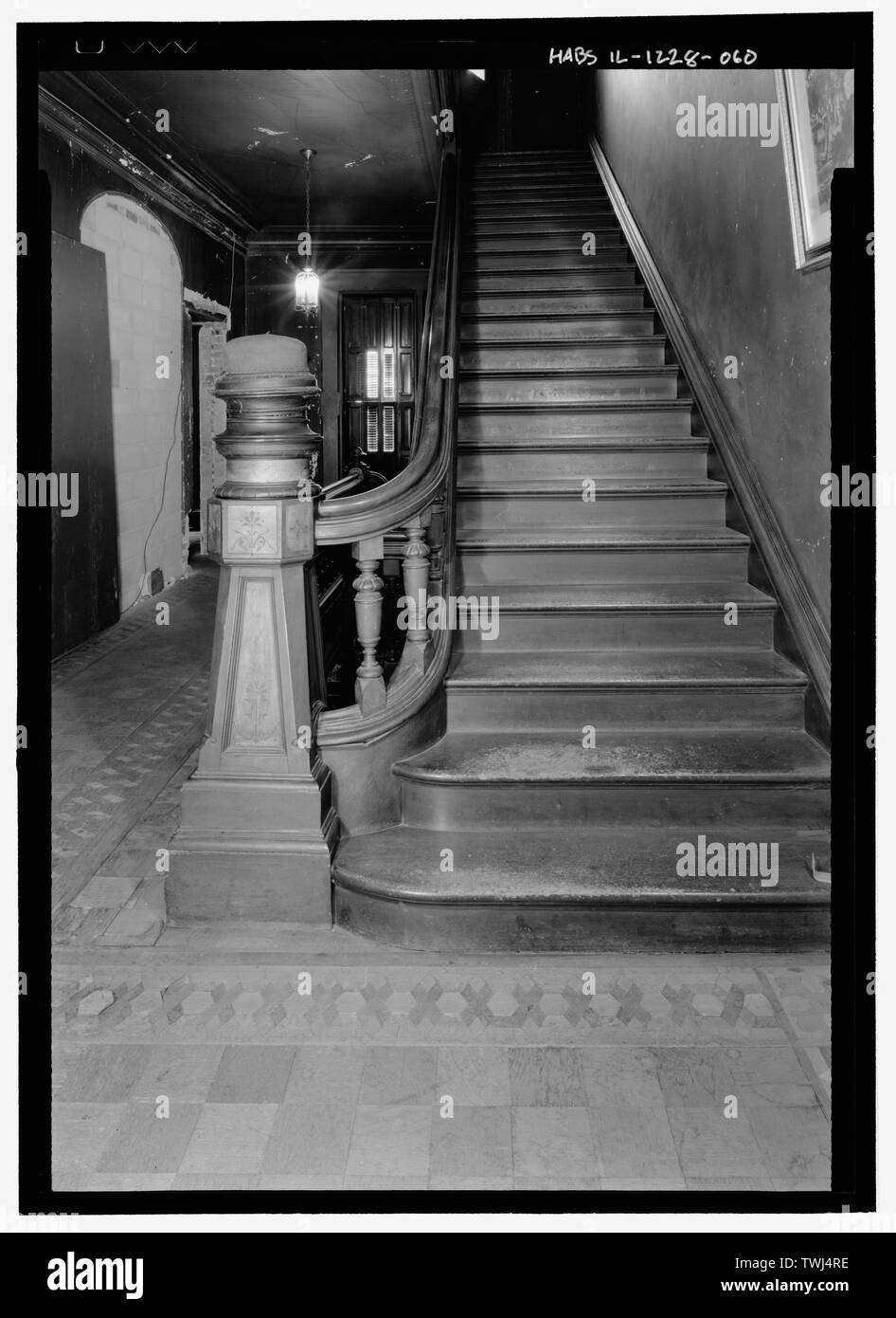 Secondo piano, le scale, newel post e scala dal sud - Hegeler Carus Mansion, 1307 Seventh Street, La Salle La Salle County, IL Foto Stock