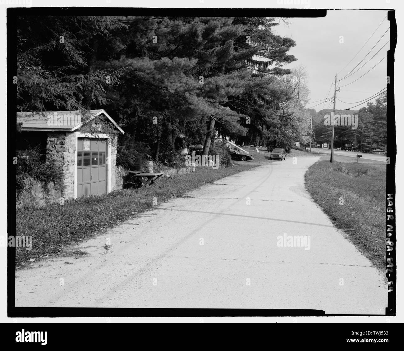 La sezione di calcestruzzo originale road, Caledonia. Cerca E. - Lincoln Highway, In esecuzione da Philadelphia a Pittsburgh, Fallsington, CONTEA DI BUCKS, PA; storico di ingegneria americana Record; Delony, Eric, project manager; Pennsylvania Department of Transportation (PENNDOT), sponsor; Pennsylvania Historical and Museum Commission (PHMC), sponsor; Christianson, Justine, trasmettitore; Elliot, Giuseppe E, B, fotografo; Jackson, Robert, storico Foto Stock