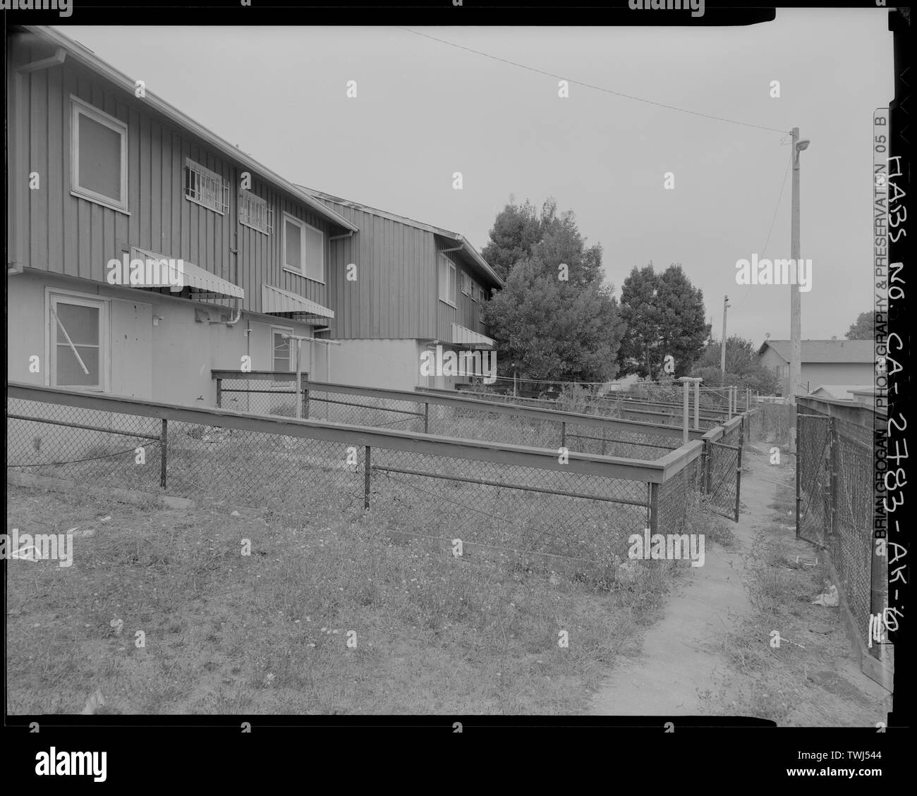 Vista in sezione di elevazione a est dell'Edificio n. 44. Guardando a nord-nord-est - Pasqua borgo collinare, l'Edificio n. 44, dal lato est del Sud ventottesima Street, di fronte Foothill Avenue, Richmond, Contra Costa County, CA Foto Stock