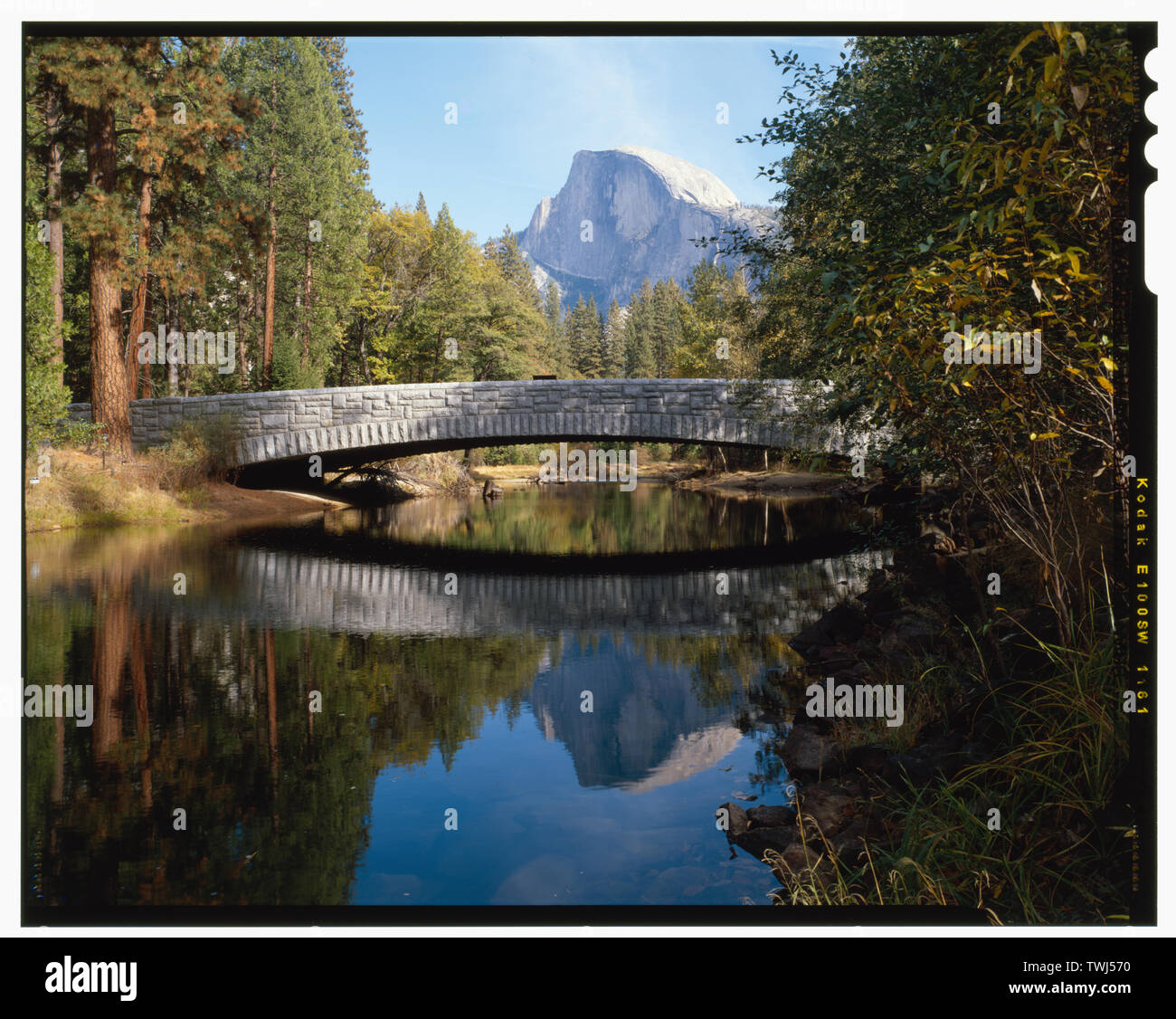 - Sentinel bridge spanning Merced River su Sentinel Crossover Bridge Road, il Villaggio di Yosemite, Mariposa County, CA; Sentinel Bridge e il fiume Merced - nella valle di Yosemite, del Parco Nazionale Yosemite in California. Immagine (2001): HAER-storico di ingegneria americana Record della California. Foto Stock