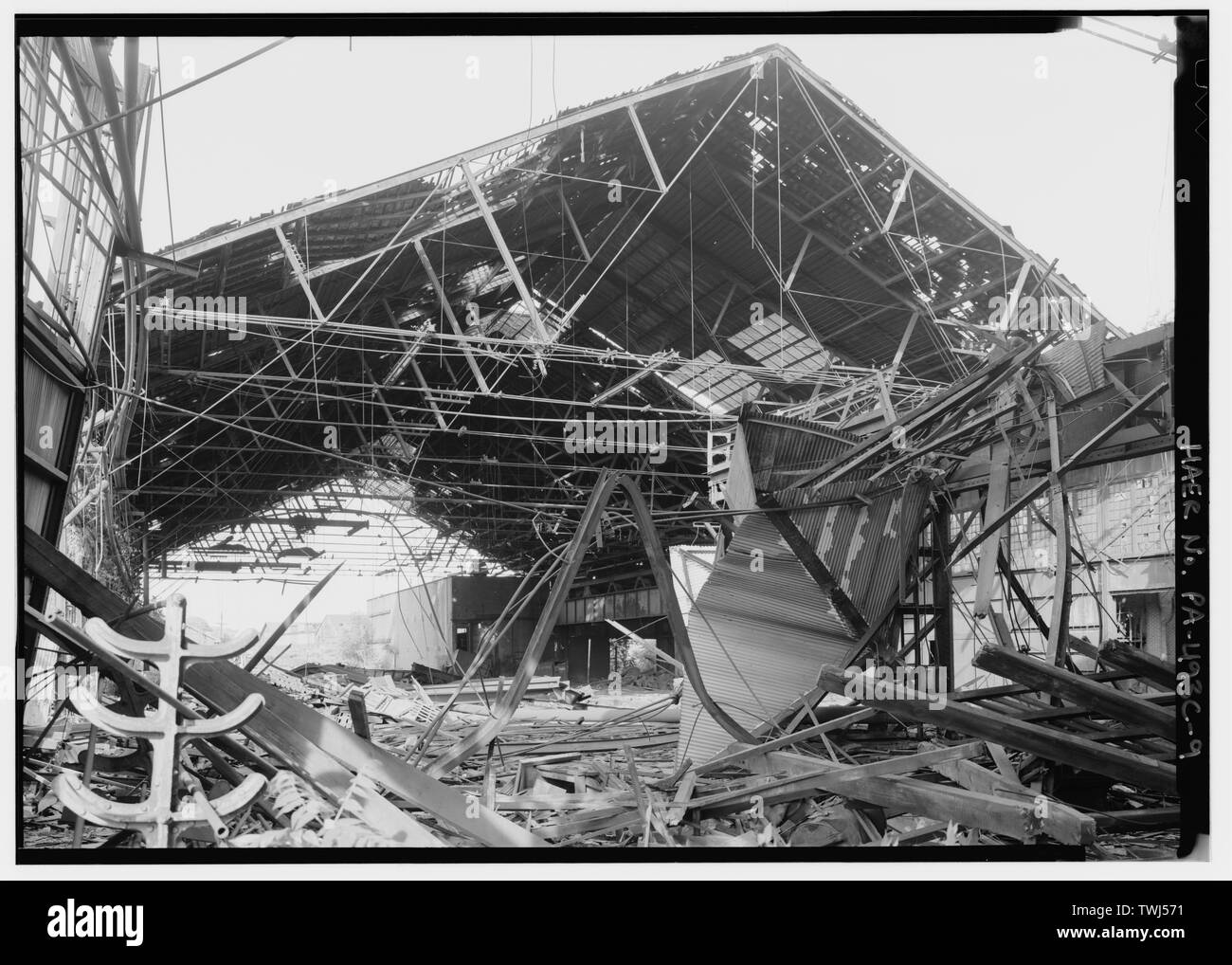 Assurda demolizione in corso, mostrante la distruzione di perfettamente decente e riciclabile edificio Mill. Problema aggravato da un alto valore di rottame di ferro. Phoenix - Società di ferro, il laminatoio, a nord di Francese Creek, a ovest di Fairview Avenue, Phoenixville, Chester County, PA; DeLony, Eric N, project manager; Pennsylvania Department of Transportation, sponsor; Pennsylvania Historical and Museum Commission, sponsor; Lowe, Jet, fotografo Foto Stock