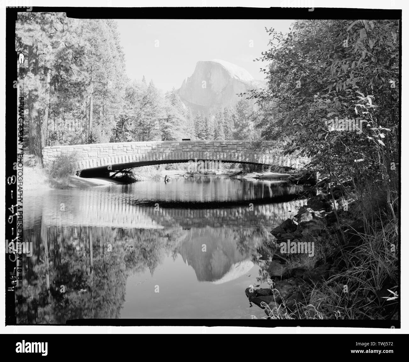 - Sentinel bridge spanning Merced River su Sentinel Crossover Bridge Road, il Villaggio di Yosemite, Mariposa County, CA; Sentinel Bridge e il fiume Merced - nella valle di Yosemite, del Parco Nazionale Yosemite in California. Immagine (2001): HAER-storico di ingegneria americana Record della California. Foto Stock