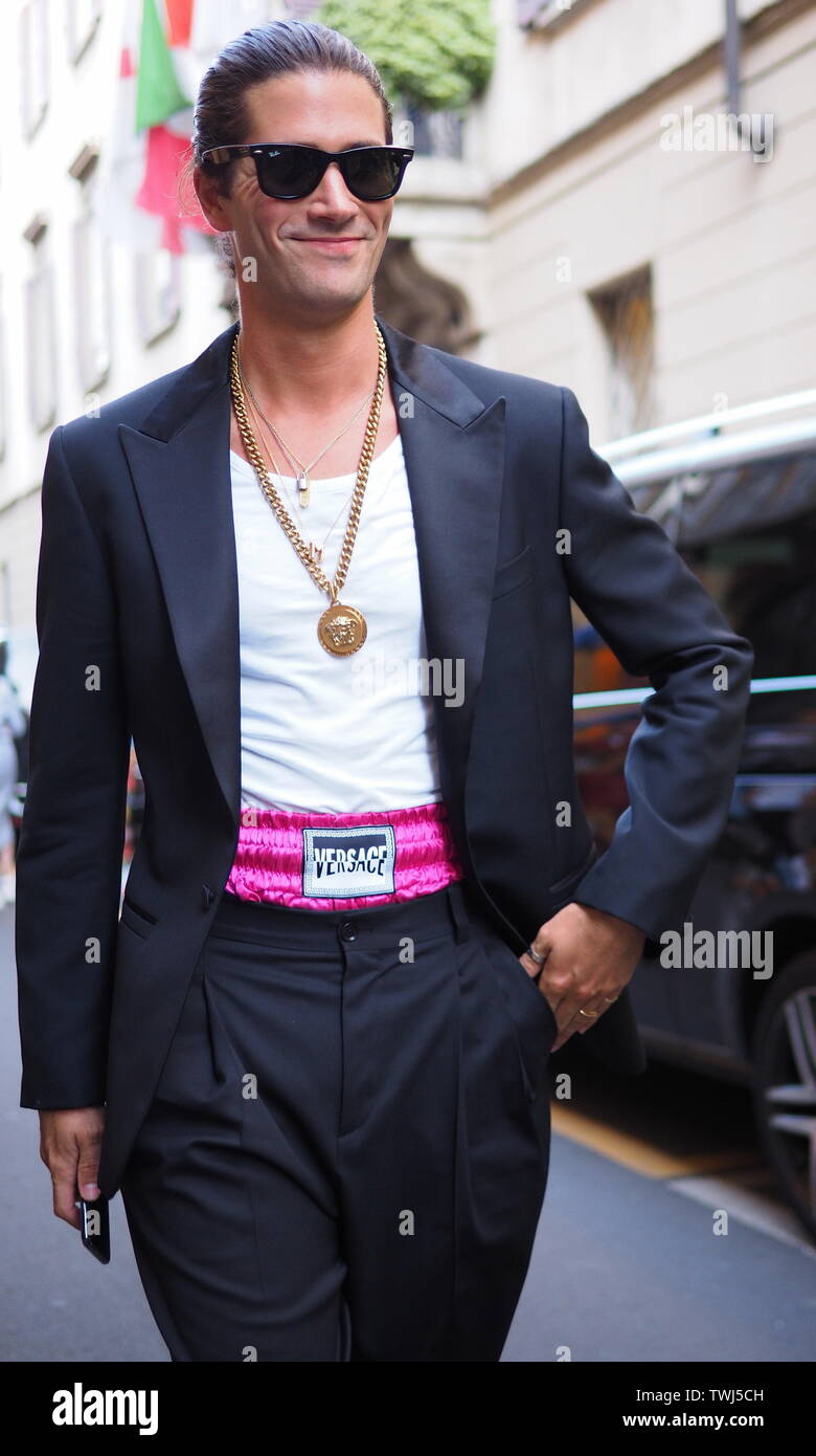 MILANO, Italia: 15 giugno 2019: Marc Forme street style outfit dopo Versace  sfilata di moda Milano durante la Settimana della Moda Uomo 2019/2020 Foto  stock - Alamy