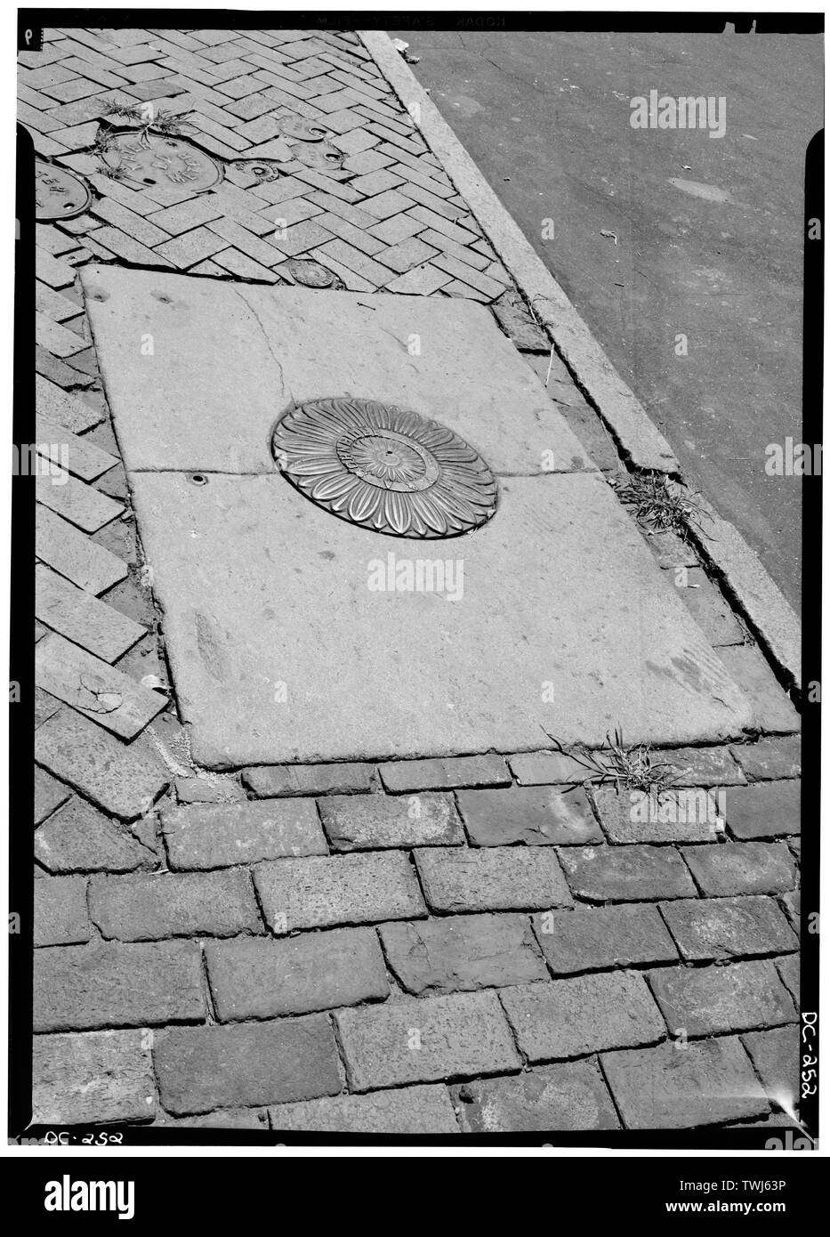 Settembre 1969 carbone coperchio dello scivolo sul lato est della 31st Street, a nord di M Street - Georgetown Arredo, vicinanze Georgetown, Washington, Distretto di Columbia, DC Foto Stock