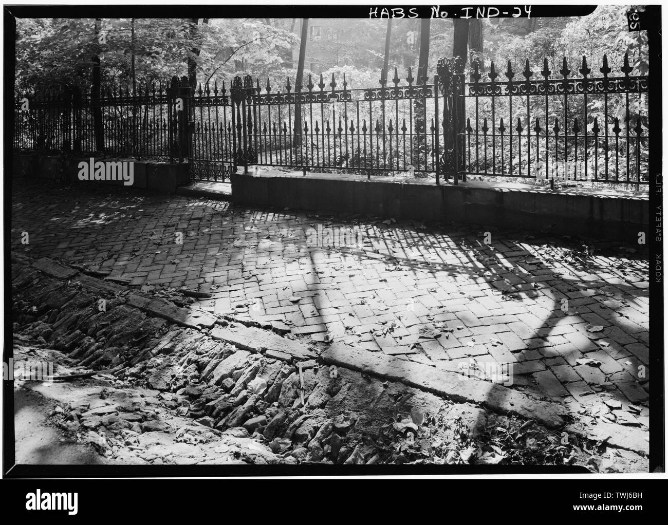 Settembre 1971 dettaglio texture della Pavimentazione e Recinzione - capitano Charles L. Shrewsbury House, 301 West prima strada (alta e strade di pioppo), Madison, Jefferson county, IN; Shrewsbury, Charles Lewis; Costigan, Francesco J; Jandoli, Liz, trasmettitore; rapporto architetti, Inc., consulente; Historic Madison Inc., sponsor; Ross, Benjamin L, architetto; Boyce, Kenneth M, architetto del paesaggio; Kroll, David, responsabile di progetto Foto Stock