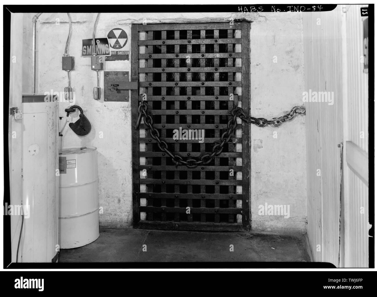 Settembre 1971 porta principale a blocco di cella comprese catena originale, nota lucchetto appeso a sinistra - Jefferson County Jail e sceriffo di ufficio, Courthouse Square, Madison, Jefferson county, IN; Lee, Monroe W; Kirk, John; McKimm, Robert; Falconer, James; Farnsworth, Giuseppe; Honore, Francesca; Durham, Fleming; Temperly, Matthew Foto Stock