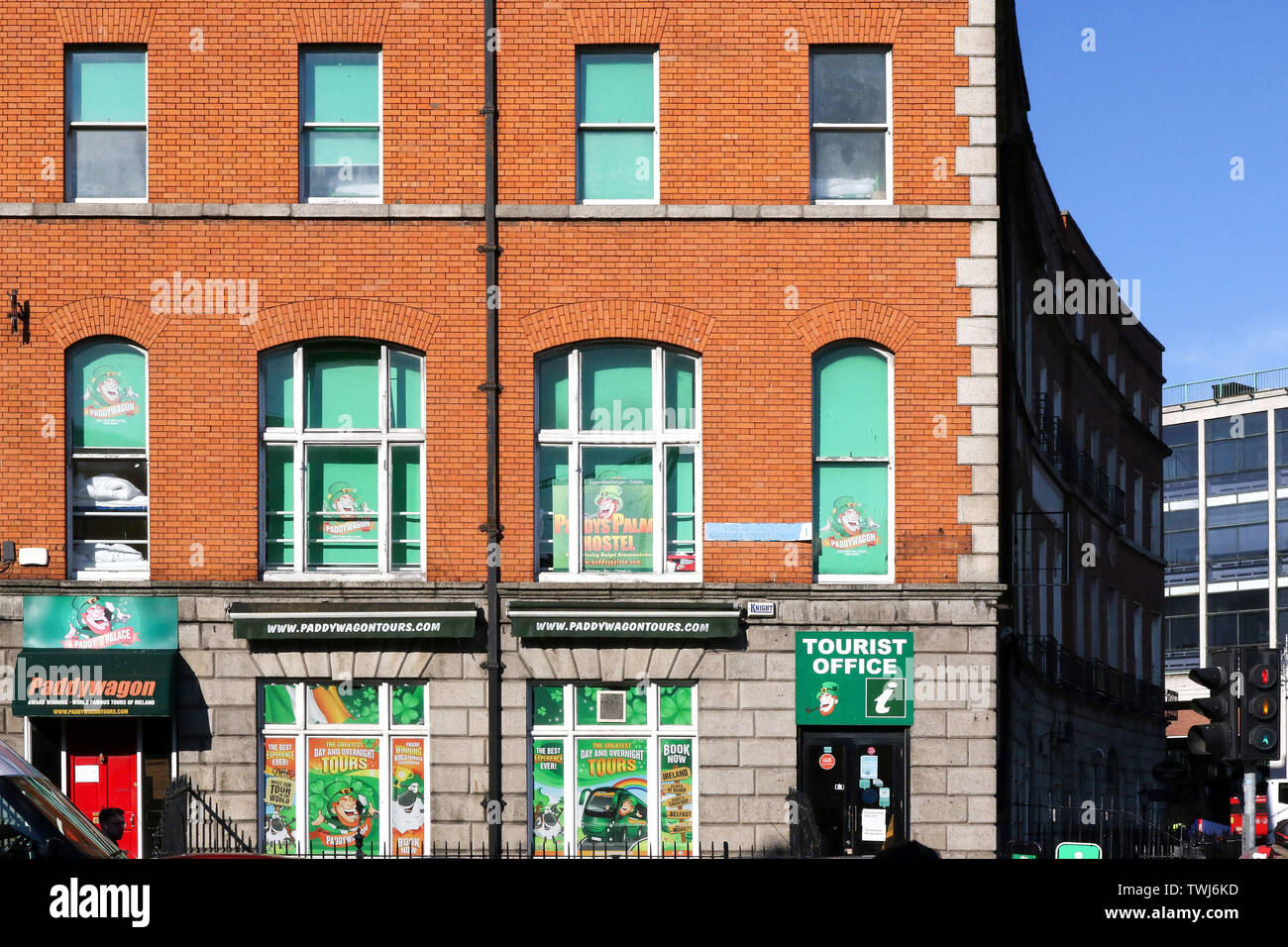 Ostello turistico a Dublino su una sera d'estate. Paddy's Palace è un ostello economico a Dublino gestito da Paddywagon. Foto Stock