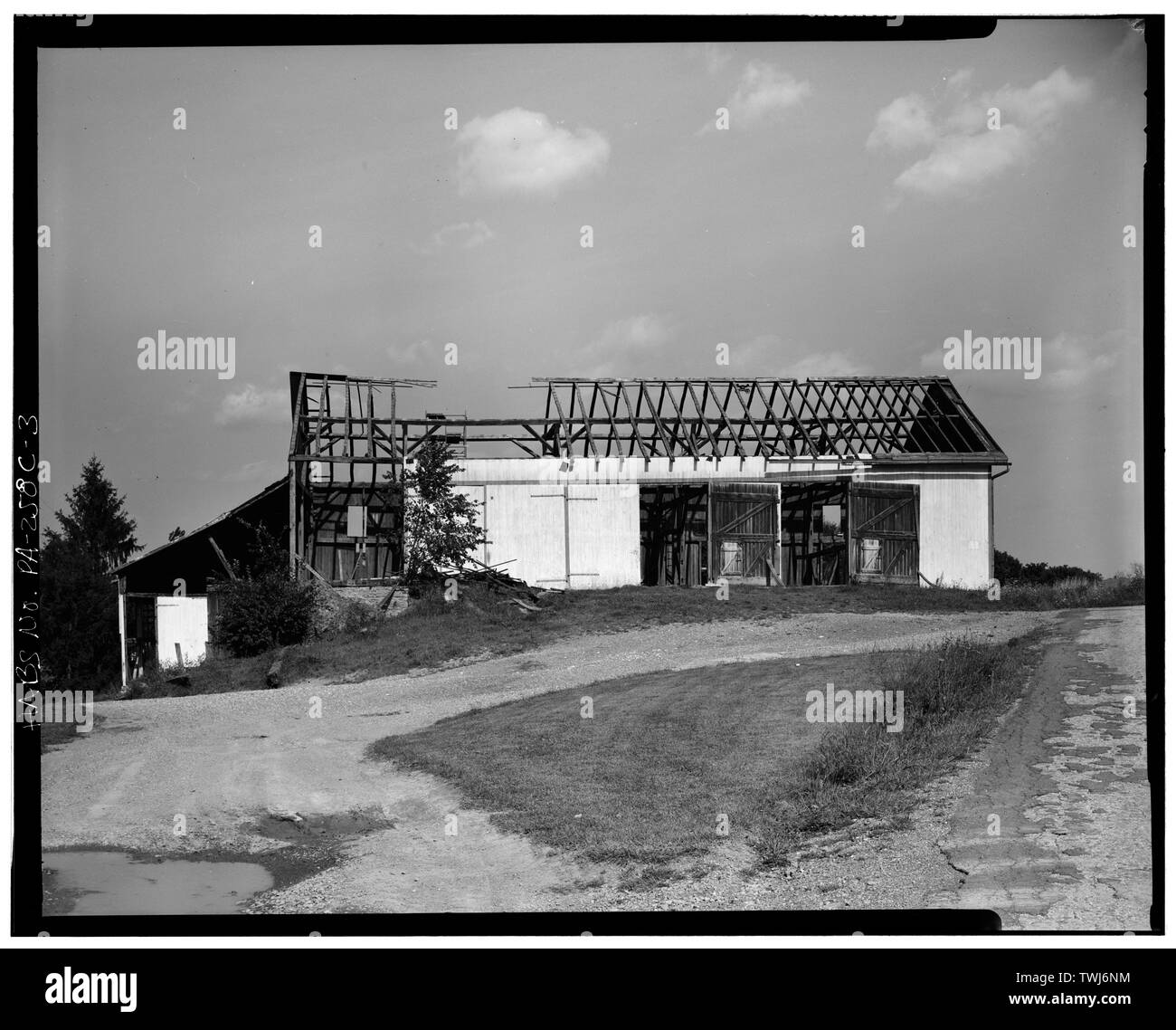 Settembre, 1976 facciata nord con travi esposte - Konig-Speicher Farm Barn, Church Road (Nord Heidelberg Township), Mount Pleasant, Berks County, PA Foto Stock