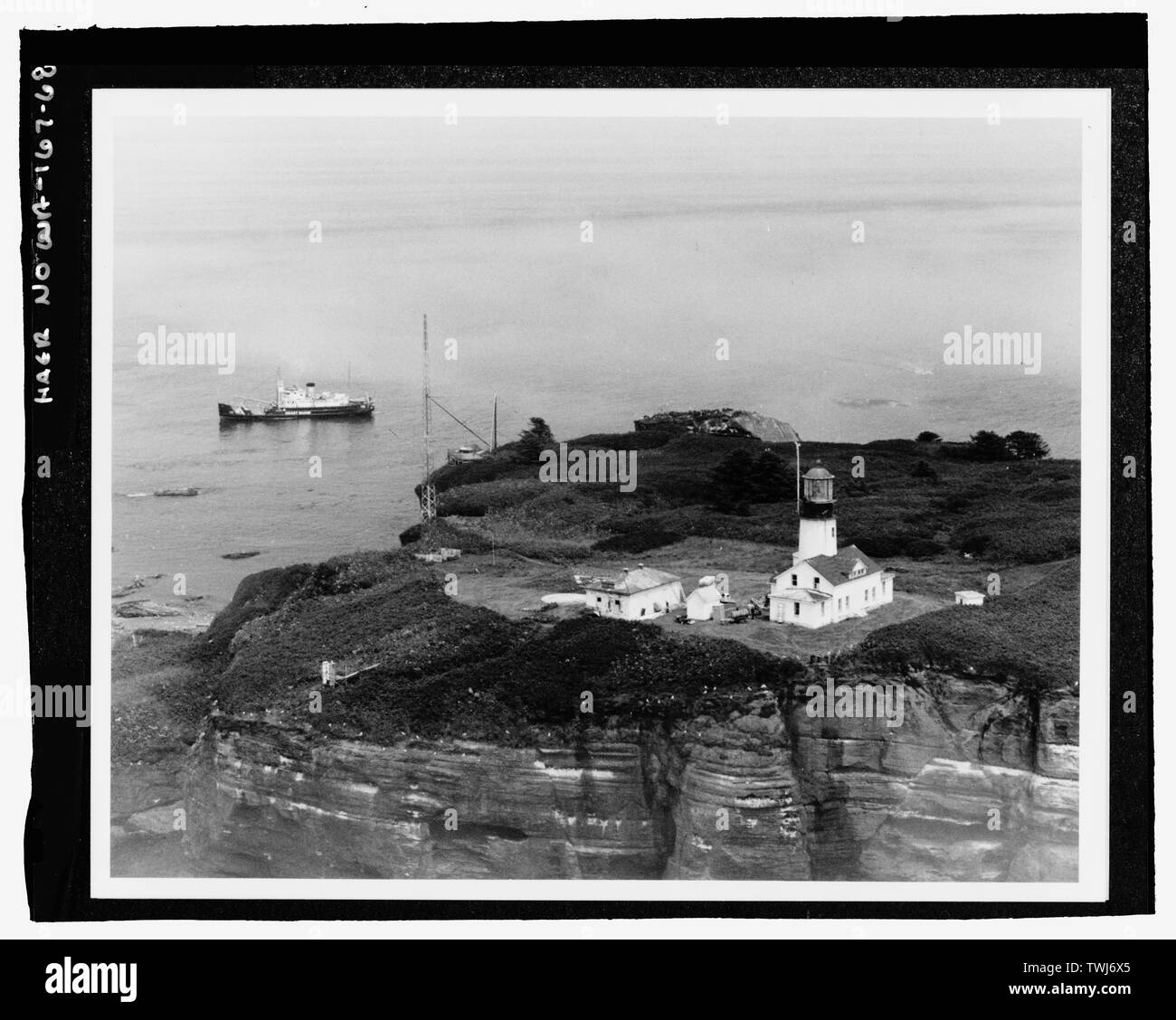 Manutenzione lusinghe del Capo Faro sull isola di Tatoosh presso l'entrata dello stretto di Juan de Fuca. - Stati Uniti Guardacoste FIR, dell'area del Puget Sound, Seattle, King County, WA; U.S. Faro Servizio; U.S. Coast Guard; Moore bacino di carenaggio Società; USCG HOLLYHOCK (WLM-220); USCG NOCE (WLM-252); Stati Uniti Ufficio di presidenza di fari; Dipartimento di Commercio; US Coast Guard; opere pubbliche amministrazione; Phoenix Iron Works; Oakland fonderia di ottone; Mason, Harriet Birta; Mason, Wallace A; Johnson, J M; Tinkham, R R; Dibrell, W C; Hingsburg, F C; Conant, F H; Eriksen, Ole; Brooks, Pete, architetto; Foster, Kevin, Chie Foto Stock