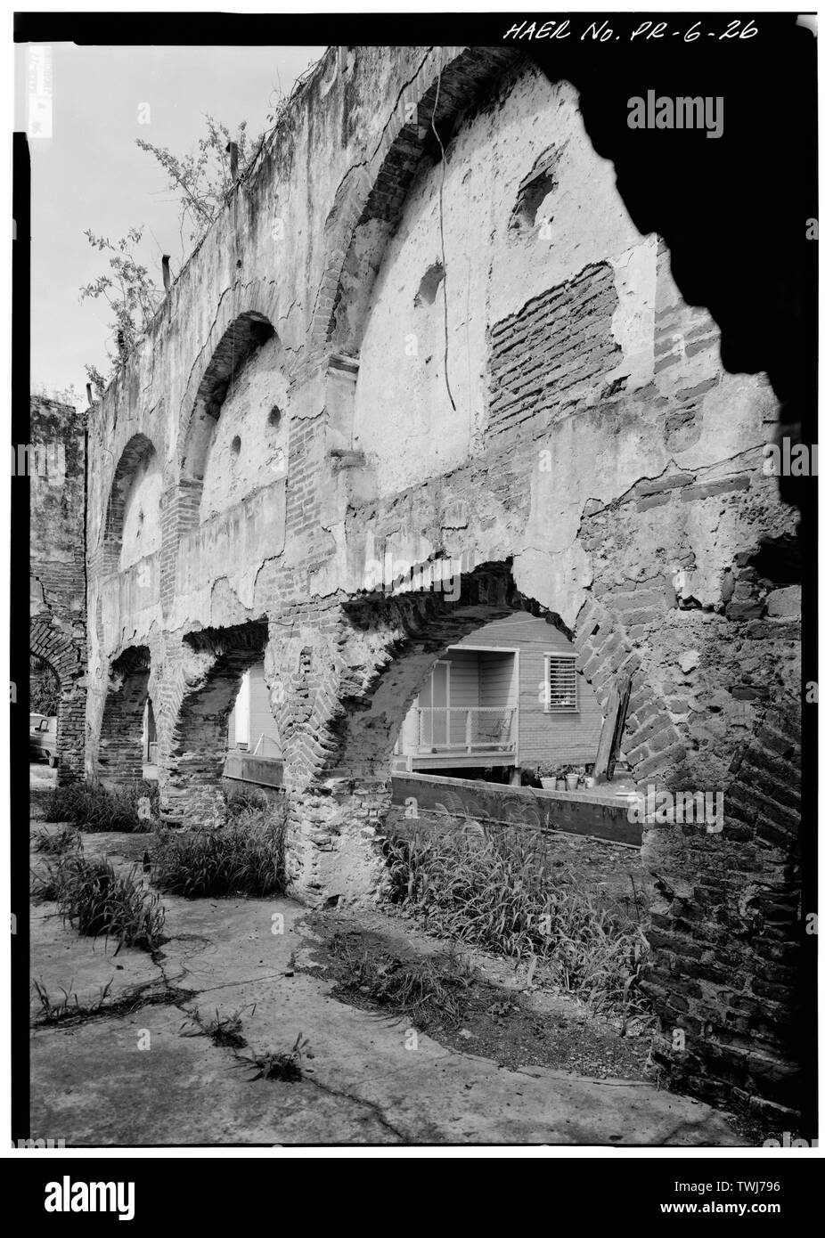 Ad angolo acuto vista guardando N a e la parete della camera n del mulino. - Hacienda Azurarera Santa Elena, Sugar Mill rovine, 1,44 miglia a nord di PR Route 2 ponte sul Rio De La Plata, Toa Baja, Toa Baja Municipio, PR; Feduchi , Juan Rijus; Figueras; Fonalledas, Jamie; -Mirrlees e Watson; Fonalledas, Geronimo; Cary, Brian, trasmettitore; conservazione fiducia di Puerto Rico, sponsor; Istituto di Ingegneri meccanici di Puerto Rico, sponsor; Griffin, Douglas L, project manager; Delony, Eric, project manager; Blanco, Francisco Javier, campo squadra; Yearby, Jean P, trasmettitore; eg Foto Stock