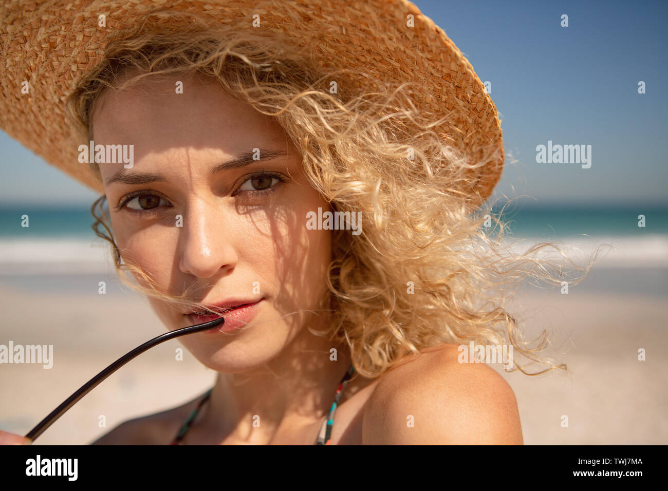 Bella donna sulla spiaggia Foto Stock
