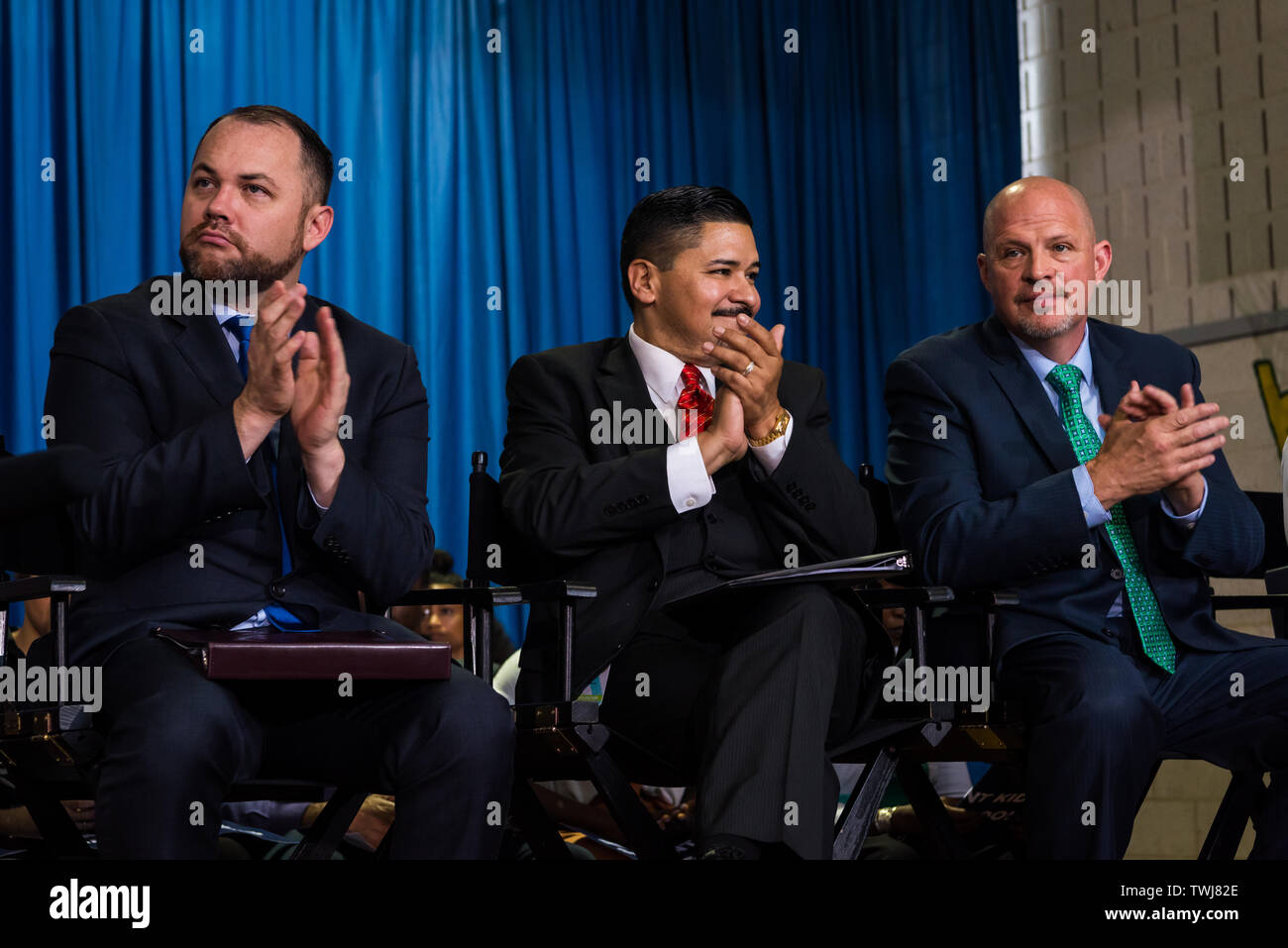 Brooklyn, New York, Stati Uniti d'America. Xx Giugno, 2019. Consiglio di NYC Speaker Corey Johnson, scuole di NYC il Cancelliere Richard Carranza, e Michael Mulgrew, Presidente della Federazione unita degli insegnanti (UFT). - In occasione di una conferenza stampa a esplorare superi il Charter school di Brooklyn, NY, Sindaco Bill de Blasio, First Lady Chirlane McCray e scuole Il cancelliere Richard A. Credito: PACIFIC PRESS/Alamy Live News Foto Stock