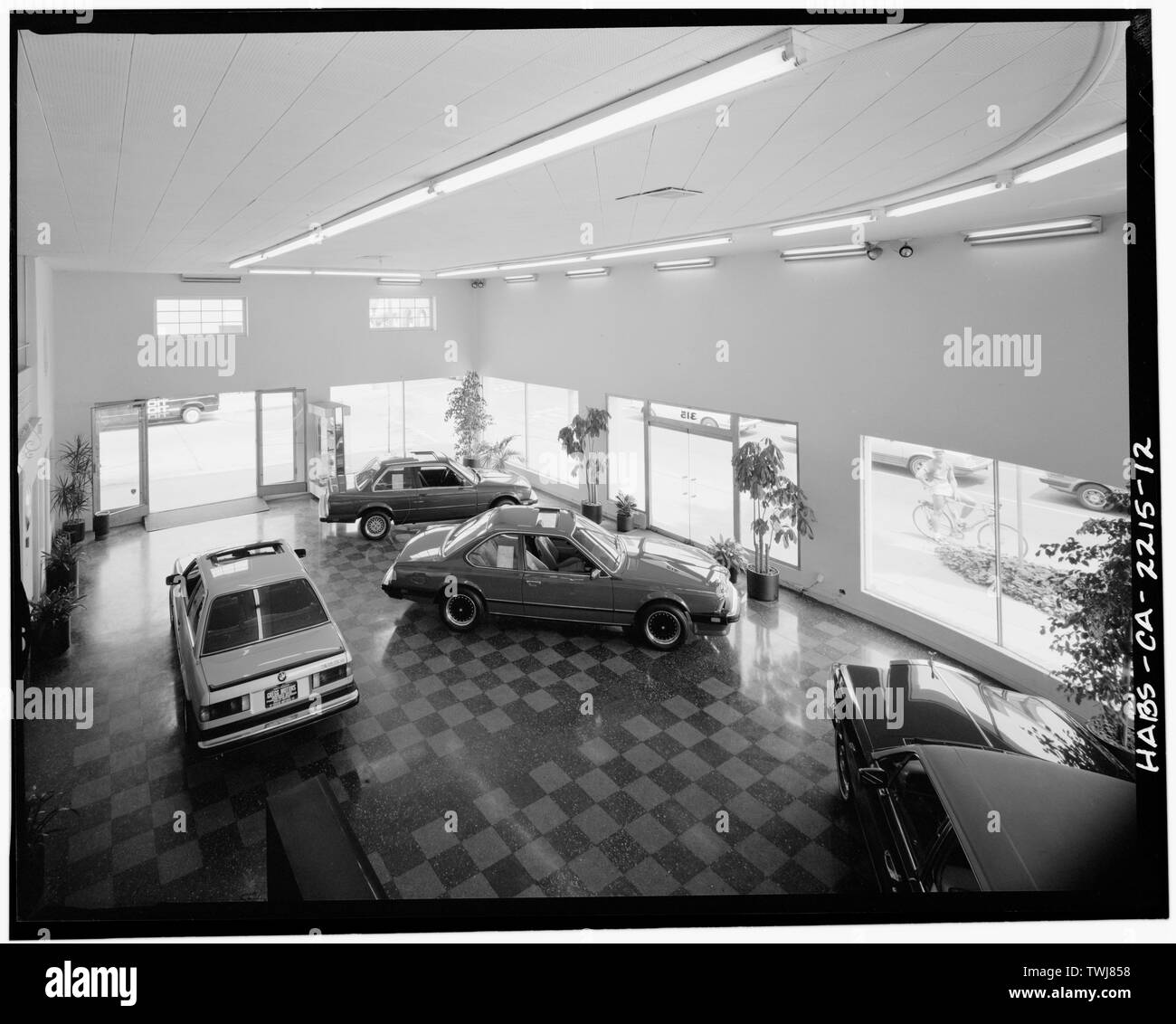 Showroom interni dal mezzanino, vista nord. - V.E. Legno Auto Edificio, 315 membro Street, Santa Barbara, Santa Barbara County, CA Foto Stock