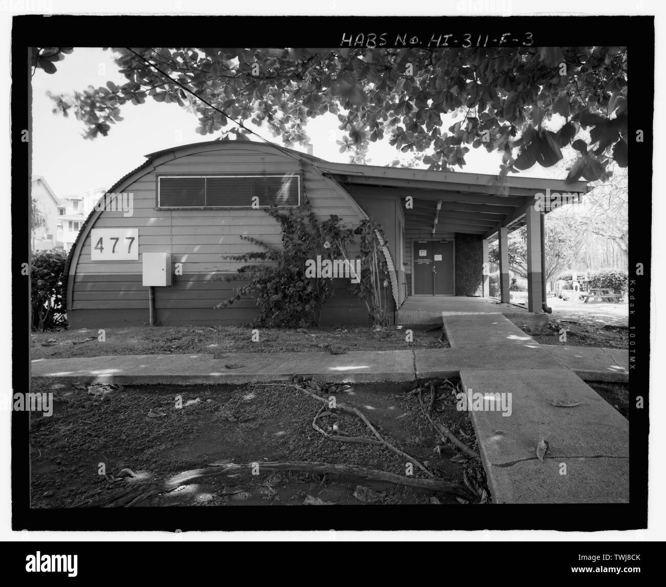 Elevazione laterale dell'Edificio 477 mostra la shed oltre e schierandosi orizzontale in corrispondenza delle estremità, vista rivolta verso nord-ovest - STATI UNITI Marine Corps base Hawaii, Kaneohe Bay, Campo da golf e attrezzature di officina di riparazione, Reeves e Moffett strade, Kaneohe, Honolulu County, HI Foto Stock