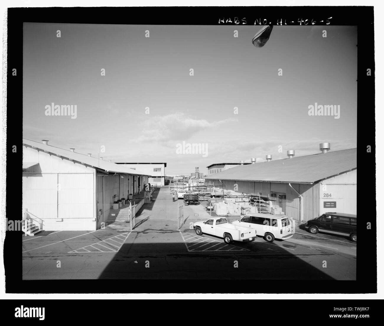I lati delle strutture 226 e 284, che mostra il magazzino con e senza carico sul dock. - Stati Uniti Base Navale, Pearl Harbor, magazzino per la difesa di tipo battaglione, tra Port Royal Street e più pieno, perla città e contea di Honolulu, HI Foto Stock