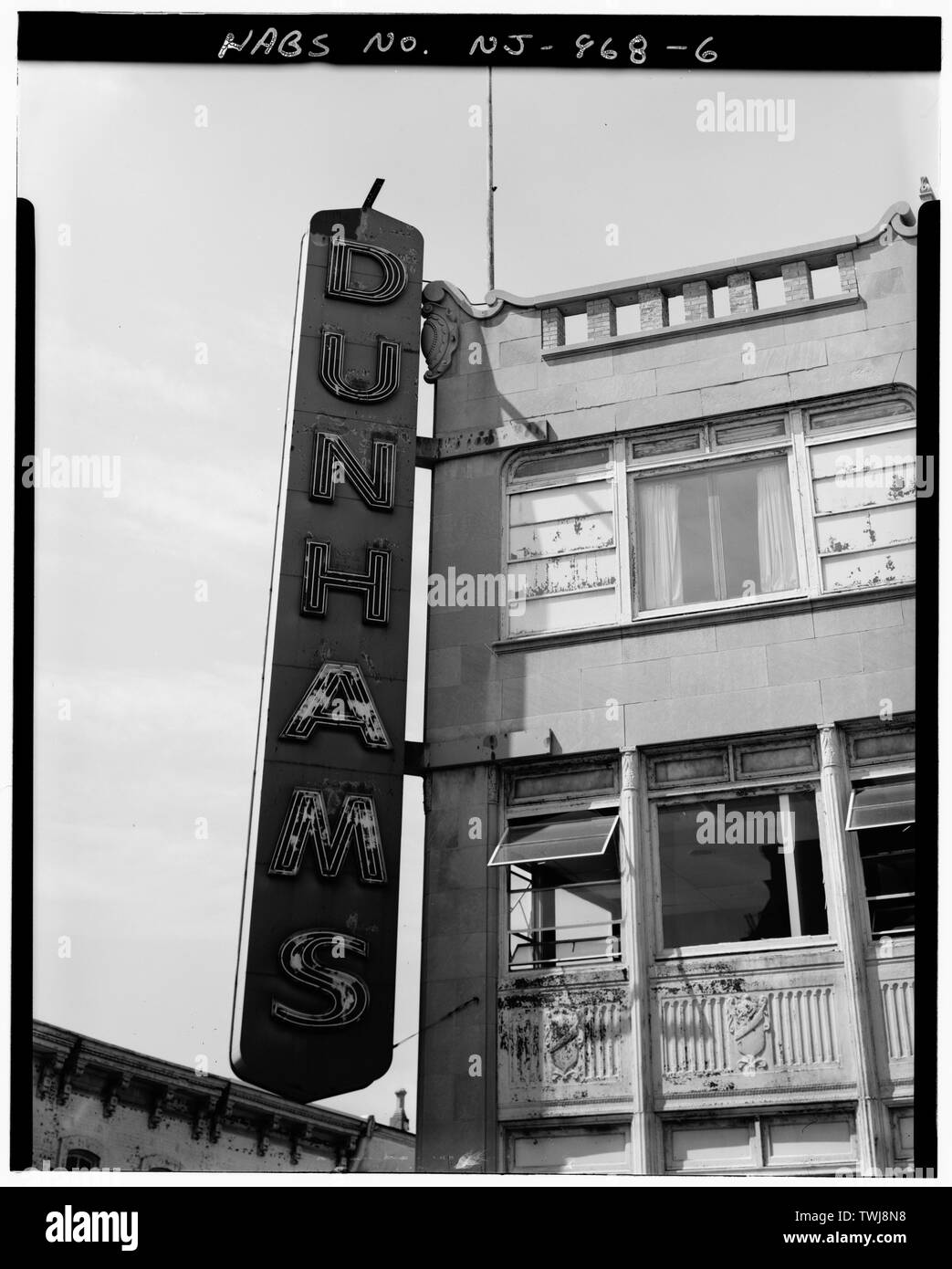 Segno attaccato ad angolo sud-est di Wallach edificio. Telecamera rivolta verso sud-ovest. - Wallach Edificio, 88 East State Street, Trenton, Mercer County, NJ Foto Stock