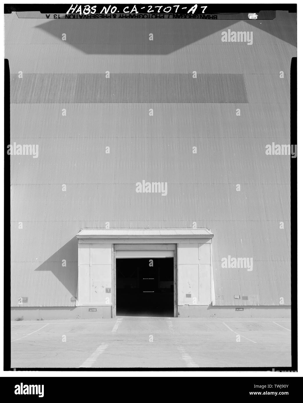 Panoramica del sito. Hangar no. 1 a sinistra. Hangar no. 2 in corrispondenza della parte centrale posteriore. Visto da McCord Street crosswalk tra gli edifici n. 178 e 179. Cerca 150 SSE. - Marine Corps Air Station Tustin, settentrionale più leggero dell'aria nave Hangar Meffett Avenue e Maxfield Street, Tustin, Orange County, CA Foto Stock
