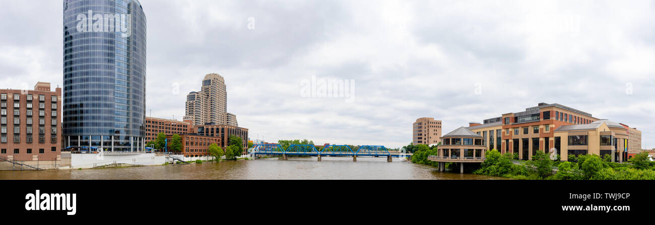 Grand Rapids skyline della città, nello Stato del Michigan, Stati Uniti, come visto attraverso il Grand River Foto Stock