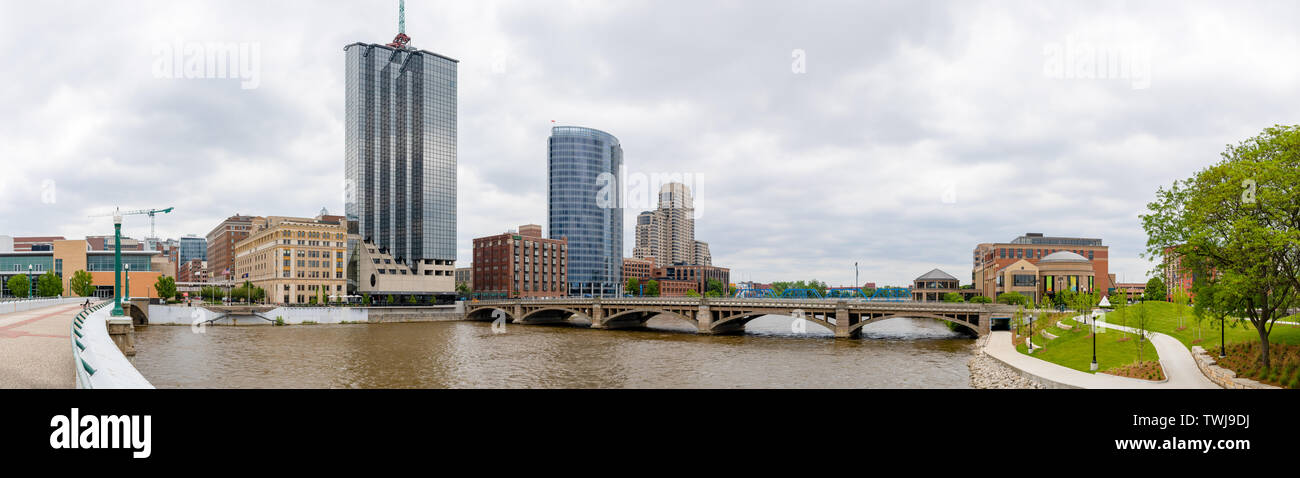 Grand Rapids skyline della città, nello Stato del Michigan, Stati Uniti, come visto attraverso il Grand River Foto Stock