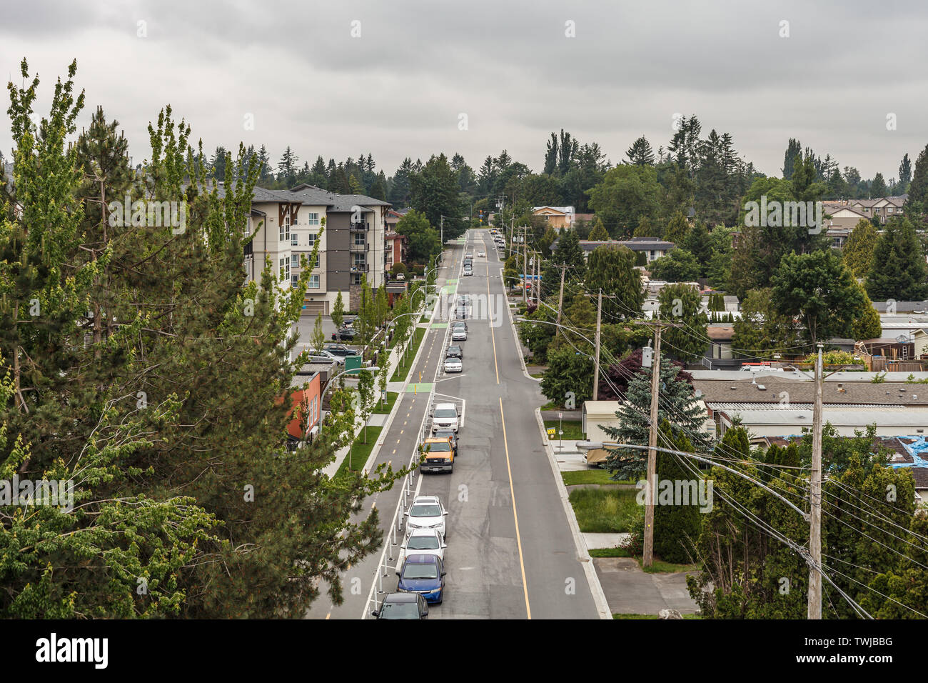 ABBOTSFORD, CANADA - 29 MAGGIO 2019: vista sulla strada di una piccola città residenziale in primavera. Foto Stock