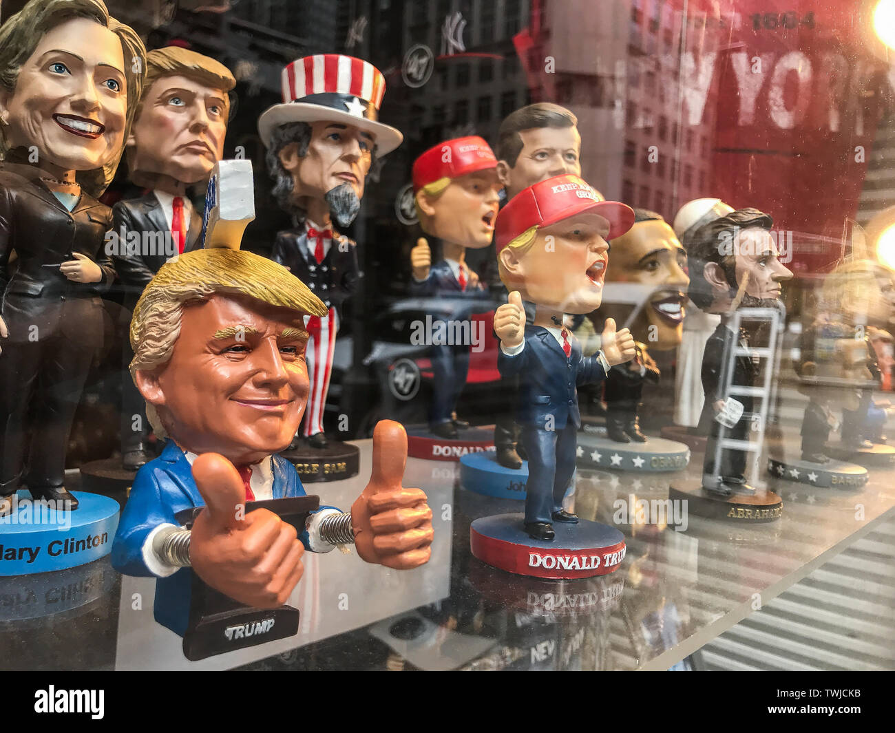 New York, 5/23/2019: Bobble head bambole di varie personalità politiche vengono visti da un negozio di articoli da regalo nella finestra del display. Foto Stock