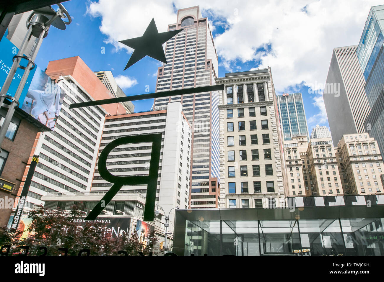 New York, 6/6/2019: Starbucks logo riserva sulla finestra della sua posizione midtown come visto dall'interno. Foto Stock