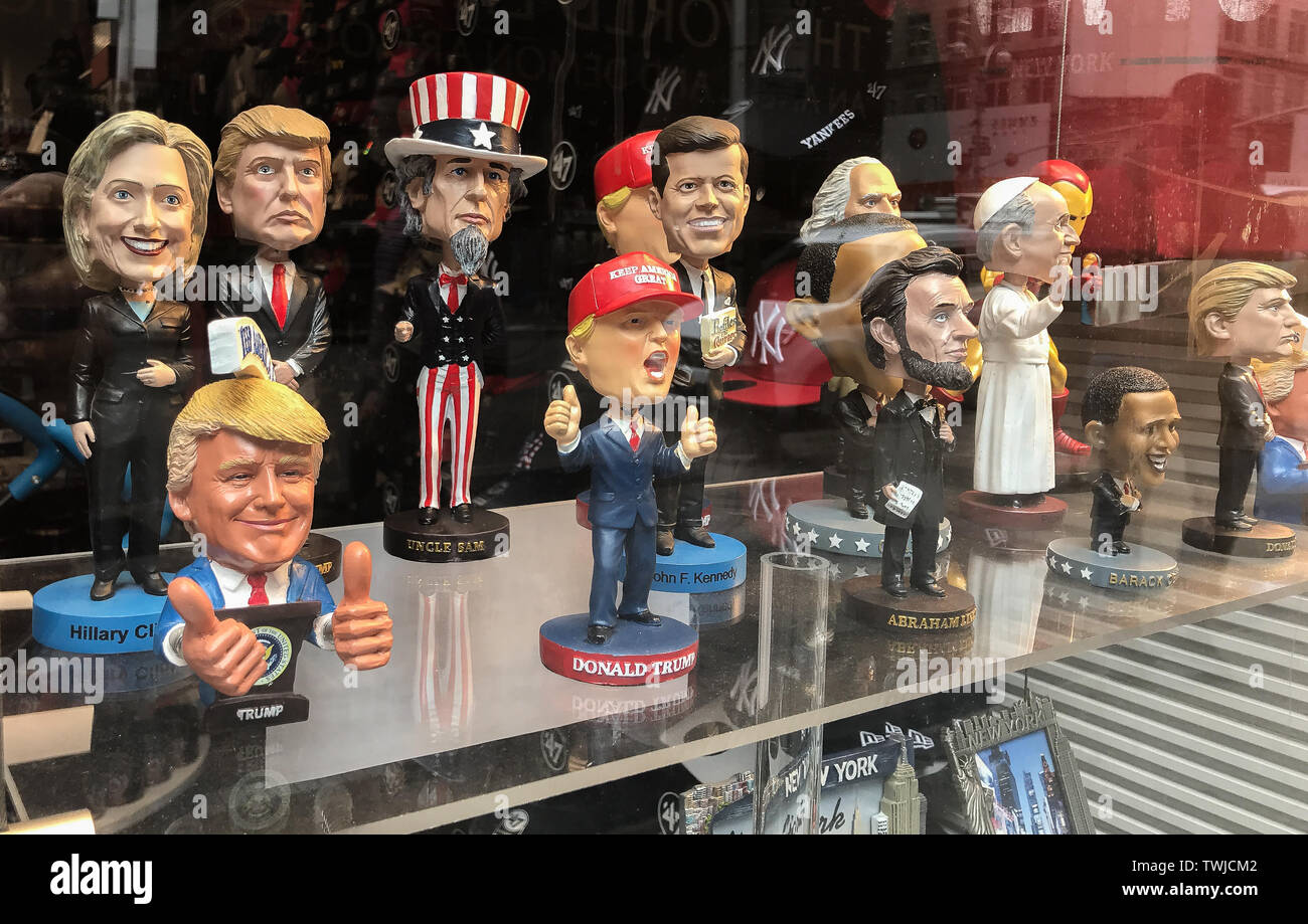 New York, 5/23/2019: Bobble head bambole di varie personalità politiche vengono visti da un negozio di articoli da regalo nella finestra del display. Foto Stock