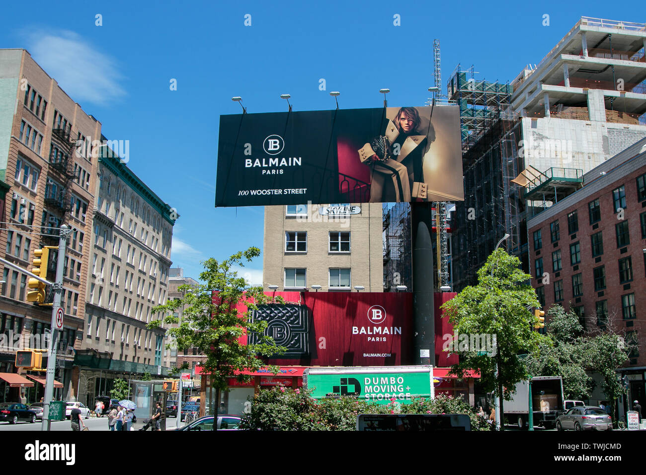 New York, 6/15/2019: vista di un grande negozio di Balmain pubblicità come si vede da Houston Street. Foto Stock
