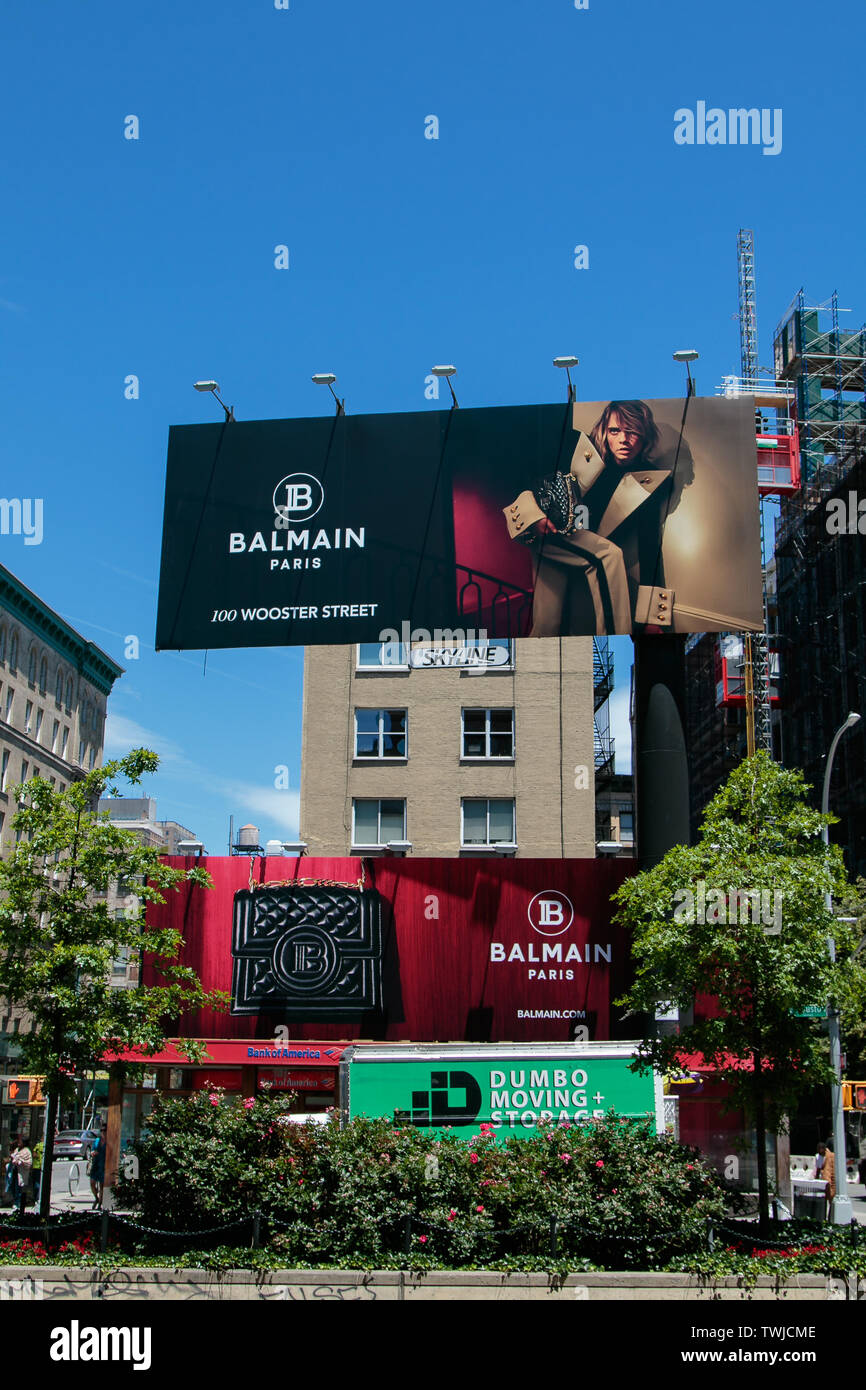 New York, 6/15/2019: vista di un grande negozio di Balmain pubblicità come si vede da Houston Street. Foto Stock