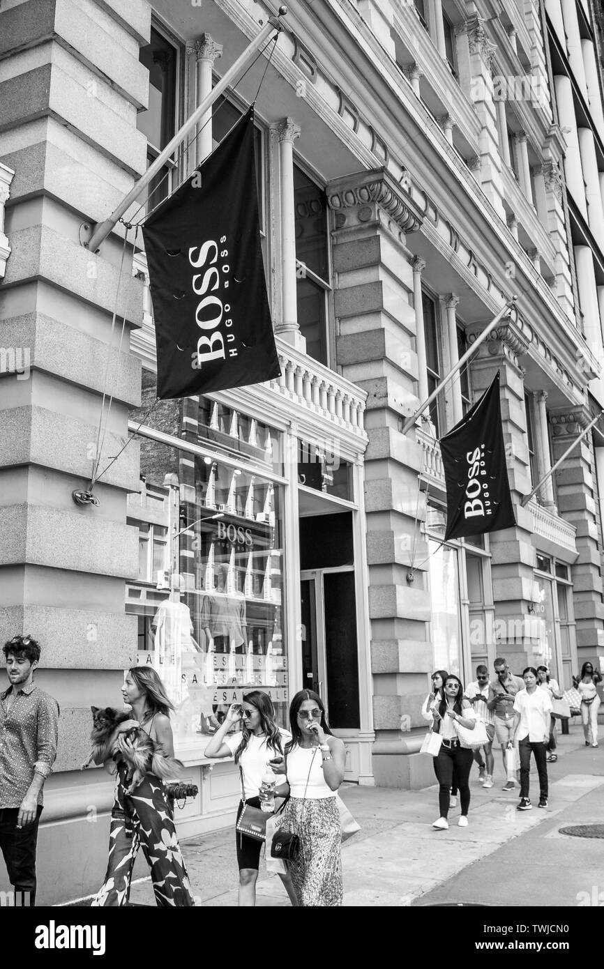 New York, 6/15/2019: la gente a piedi da Hugo Boss Store di SoHo. Foto Stock New York, 6/15/2019: la gente a piedi da Hugo Boss Store di SoHo. Foto Stock