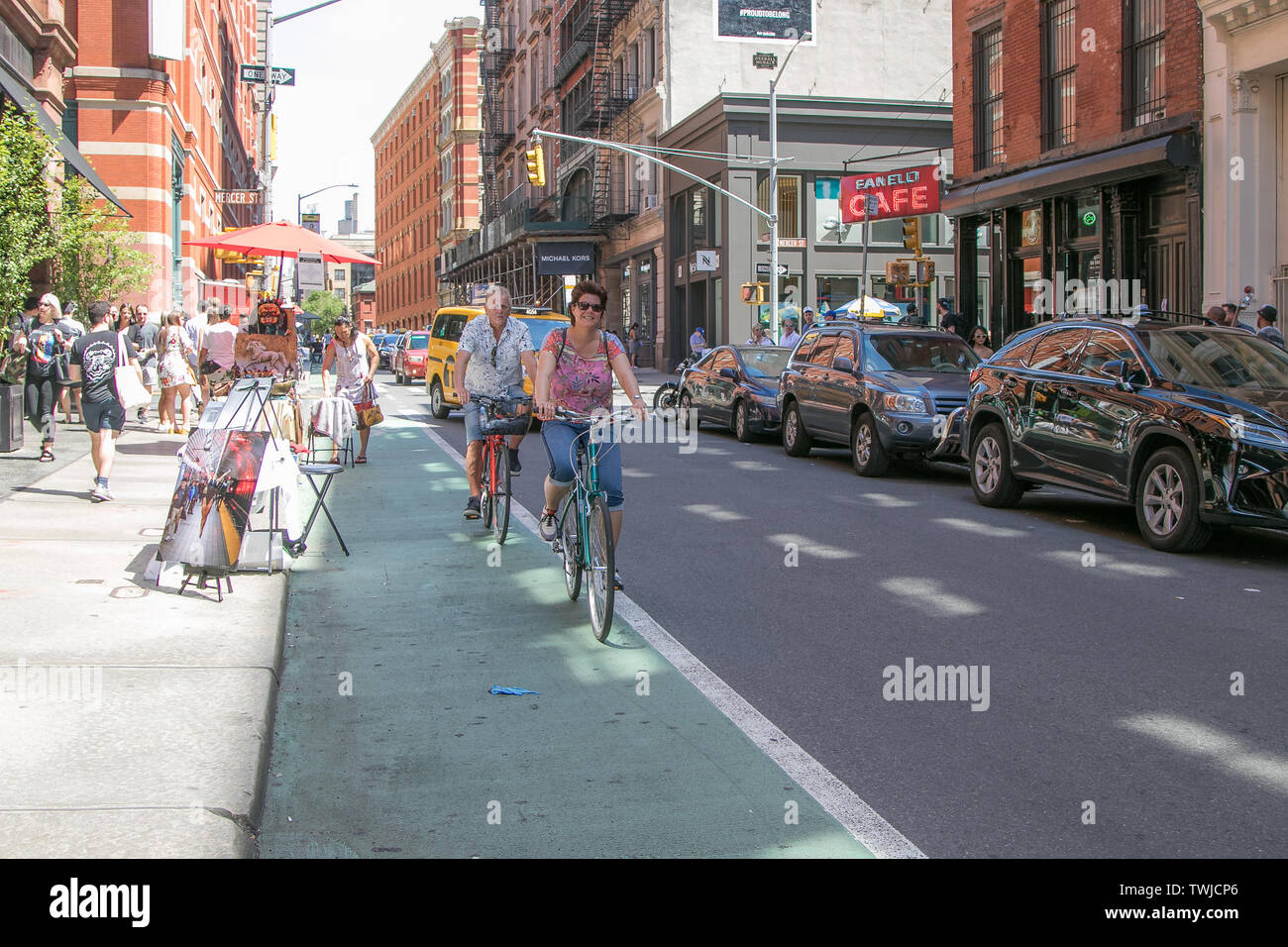 New York, 6/15/2019: giovane che sembra nel loro tardi 50s sono godendo di una passeggiata in bicicletta in SoHo. Foto Stock