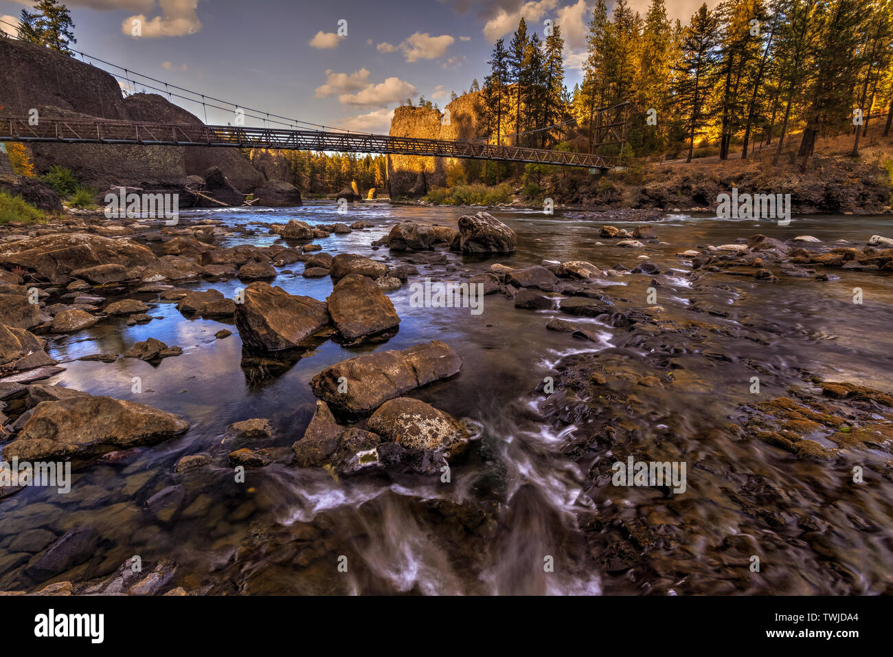 Il livello del suolo vista del fiume Spokane che corre attraverso il recipiente e bricco in stato di Riverside Park. Foto Stock