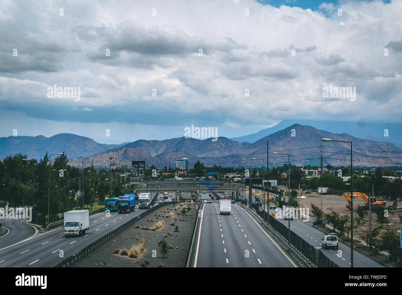 SANTIAGO DEL CILE - Dicembre 2016: Vespucio Sur autostrada con le nuvole e le montagne sullo sfondo Foto Stock
