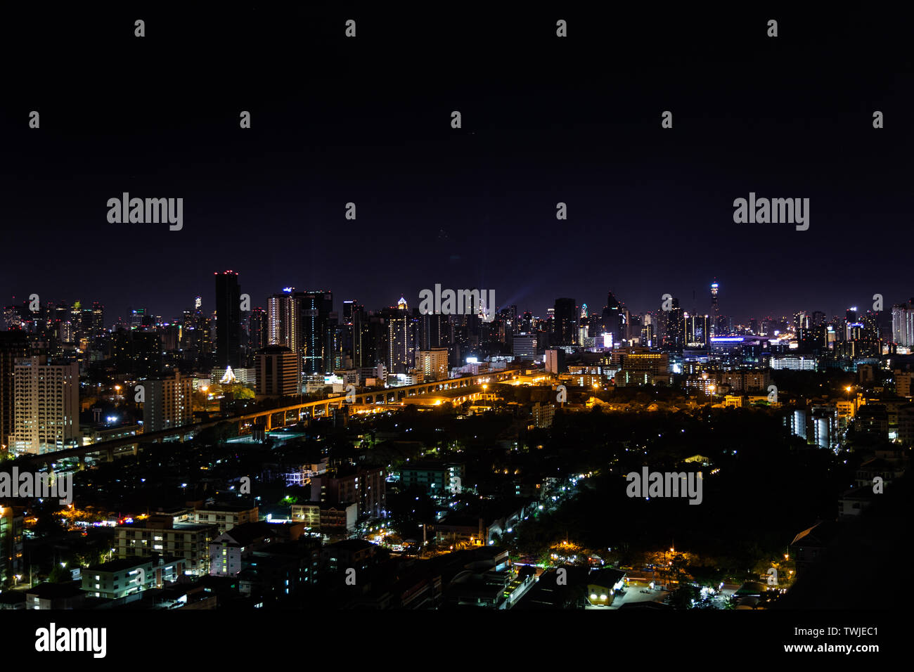 Pernottamento paesaggio di luce della città di Bangkok. La città capitale della Thailandia. Uraban lifestyle spen energia con la vita notturna in città insonne Foto Stock
