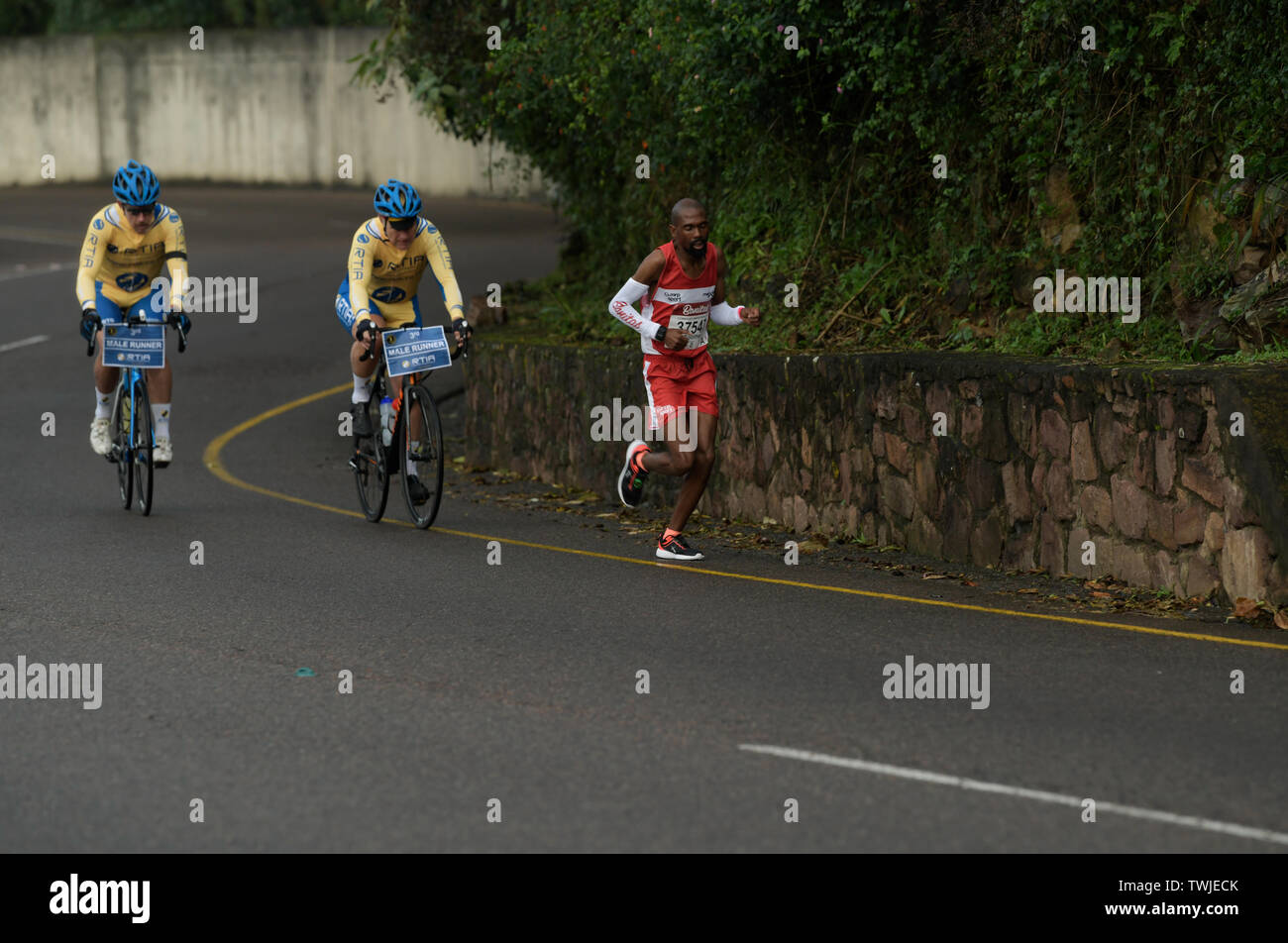 Durban, Sud Africa, 2 ciclisti tracking terzo posto runner a 37 km mark, 2019, compagni Marathon, persone, sport, eventi, azione, movimento in esecuzione Foto Stock