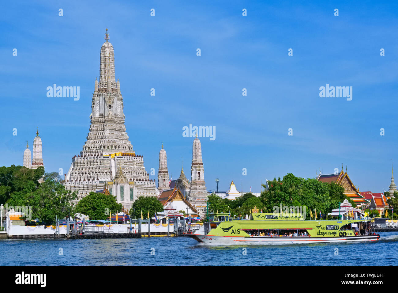 Wat Arun, chiamato anche il tempio dell'Alba, in Thonburi banca del fiume Chao Phraya a Bangkok, in Thailandia, l'icona non ufficiale della città Foto Stock