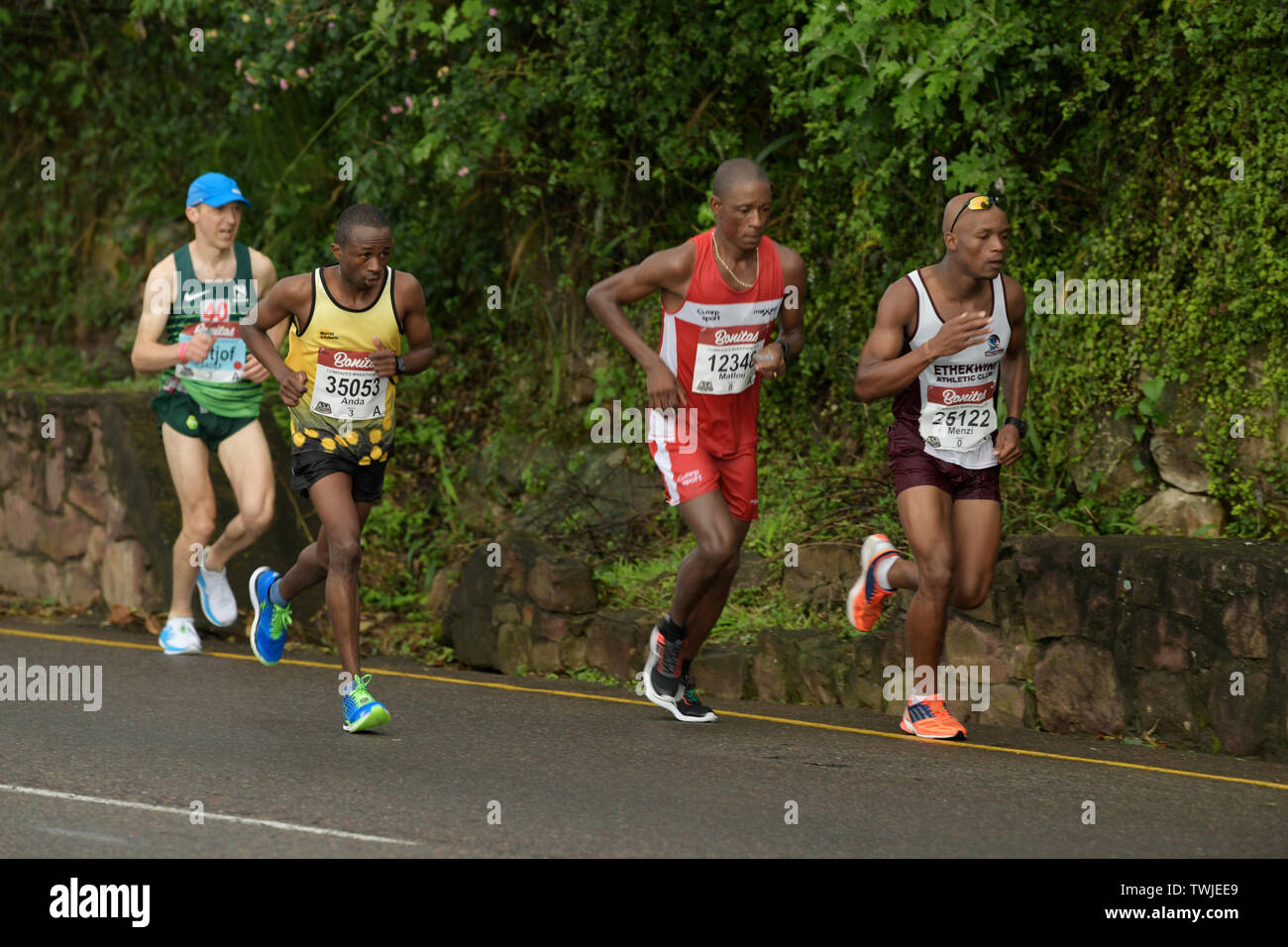 Durban, Sud Africa, 4 elite atleti maschili in esecuzione in gruppo, quattro corridori racing, 2019, compagni Marathon, persone, concorrenza, fitness, endurance Foto Stock